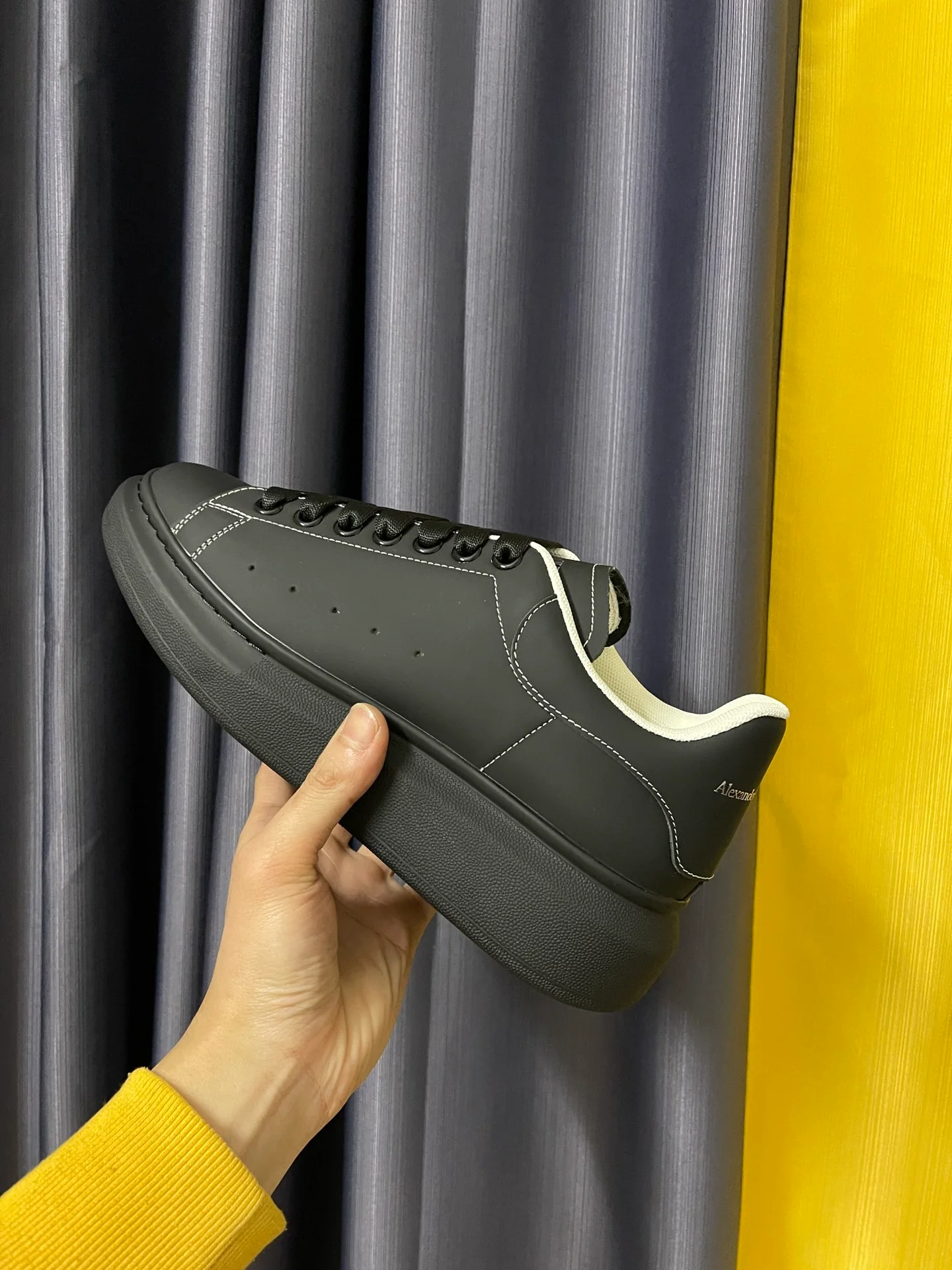 Классические белые кроссовки McQueen - унисекс - черные с белой строчкой - премиум-версия