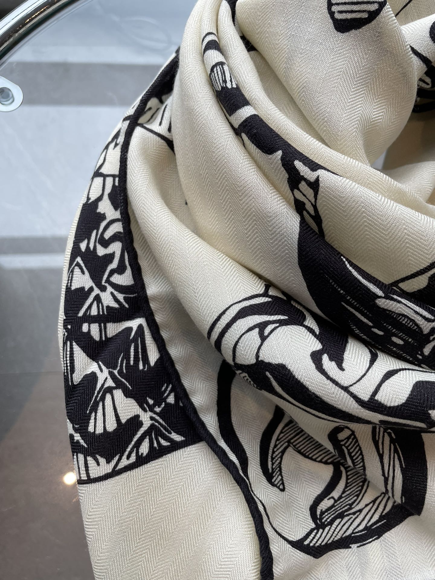 Шелковый шарф Chanel 2024 в форме подвески