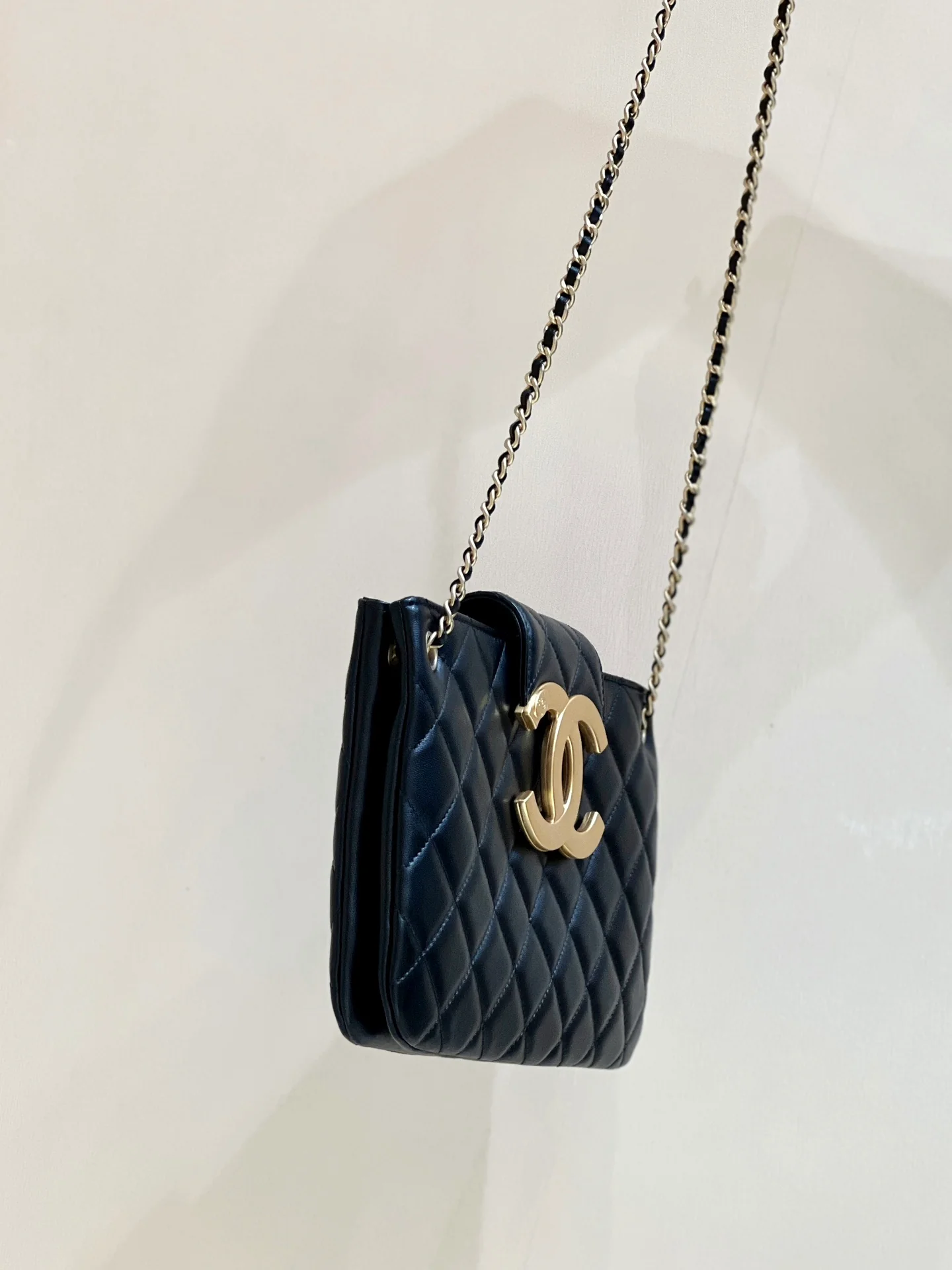 Новая коллекция Chanel ?Ранняя весна? — 24c — Большая ретро-сумка-шоппер с двойной буквой C — Черная