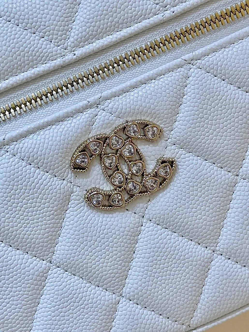 Сумка-ланчбокс Chanel 25p Limited Edition в форме сердца с бриллиантом — белая.