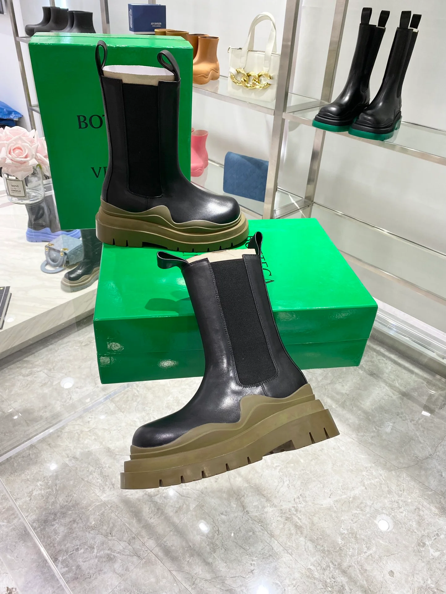 Ботинки BV до середины икры - черные с коричневой подошвой