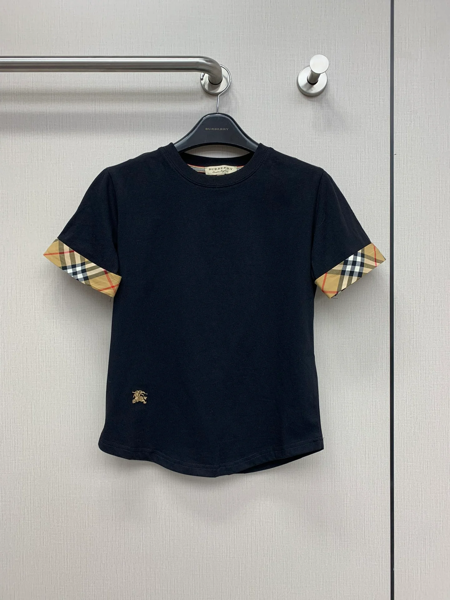 Футболка Burberry 2403-24 ?Ранняя весна? в классическую клетку с вышитой лошадью — черная.