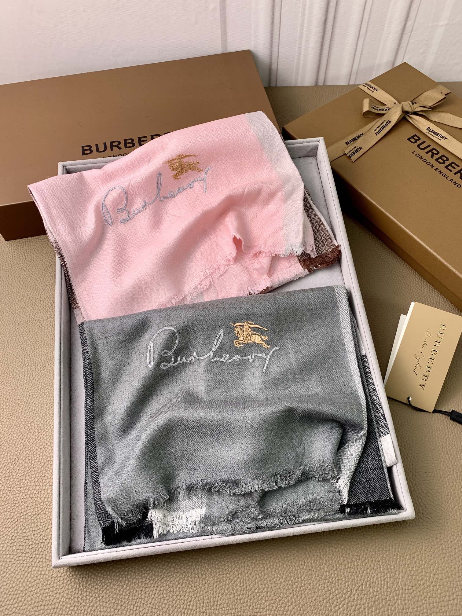 Кашемировый шарф Burberry с вышивкой бриллиантами в виде конской сбруи