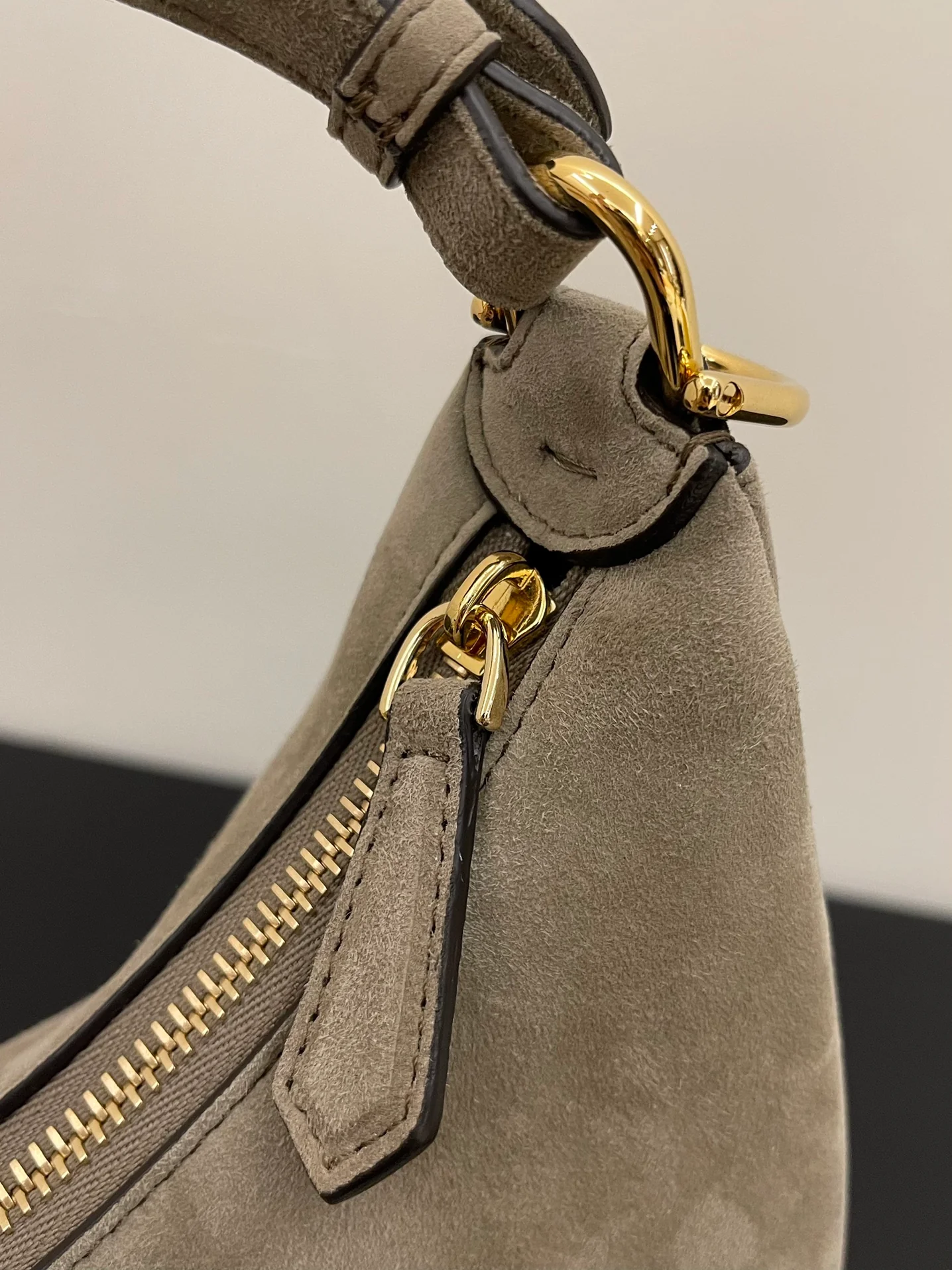 Fendi-fendigraphy — Маленькая серая замшевая сумка подмышками