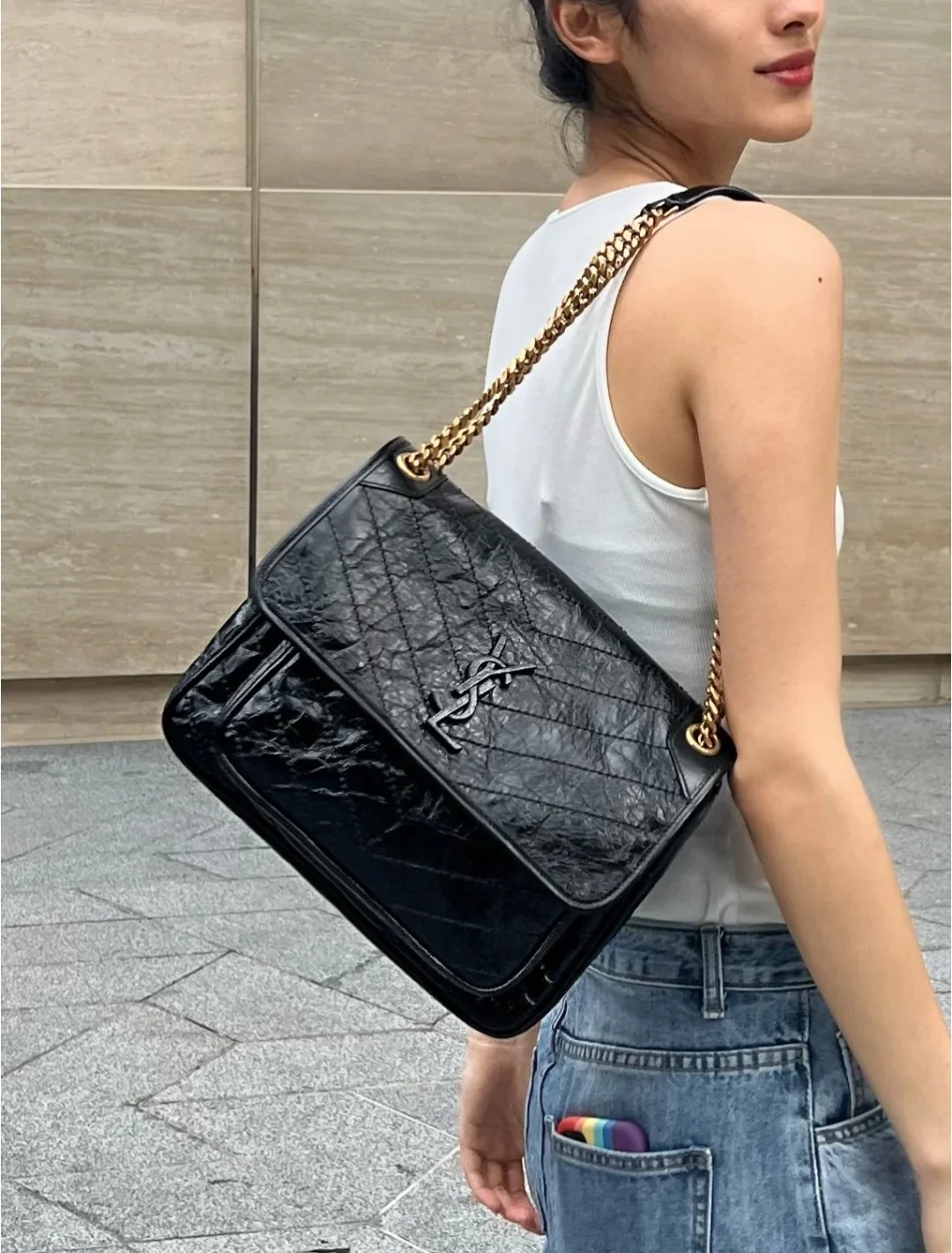 Часы YSL Niki Baby 28 см, кожаные, черные, с золотой цепочкой — на фото.