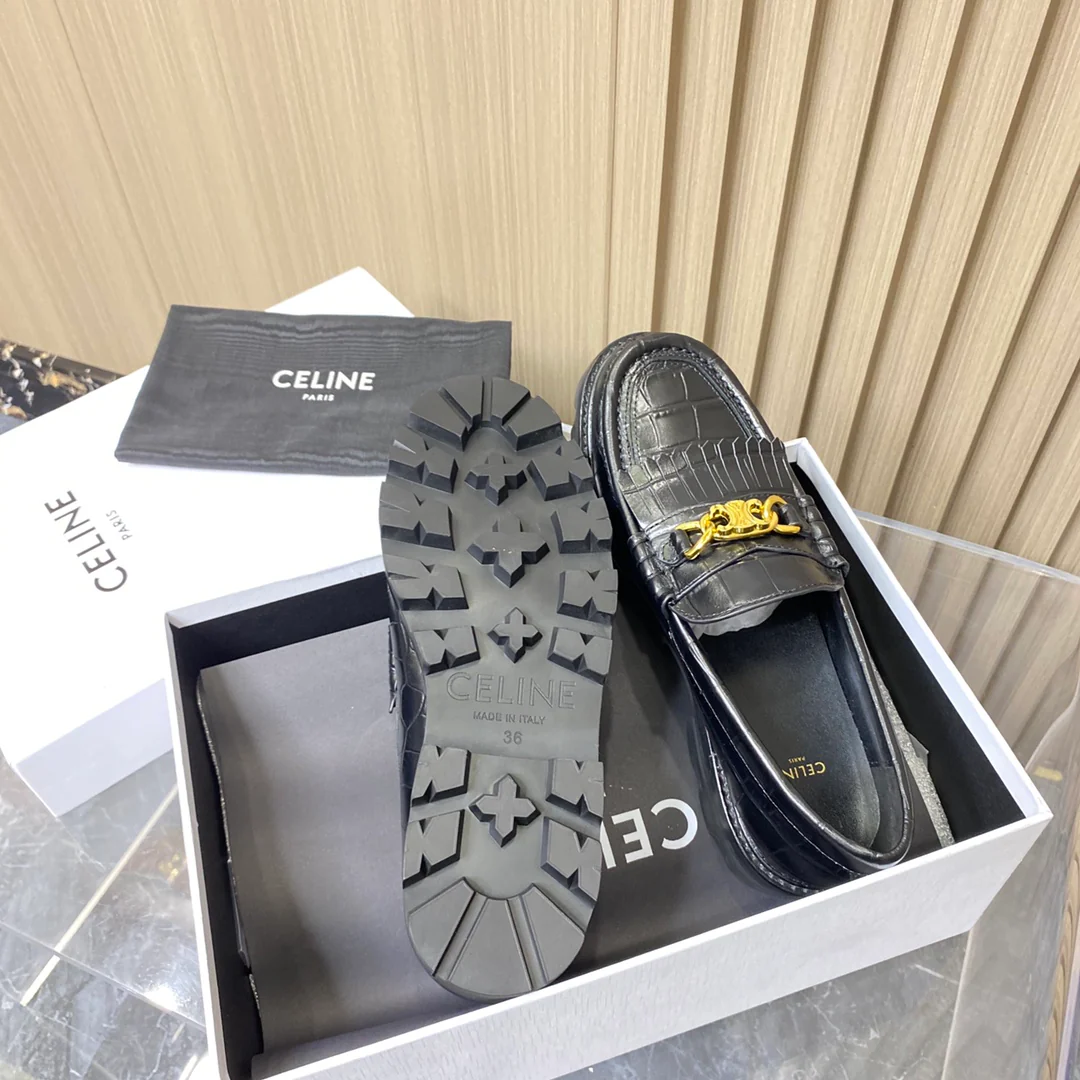 Лоферы Celine на платформе с крокодиловым рисунком