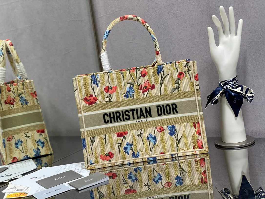 Сумка-тоут Dior Book, маленький размер 36-5 см, с цветочным принтом.