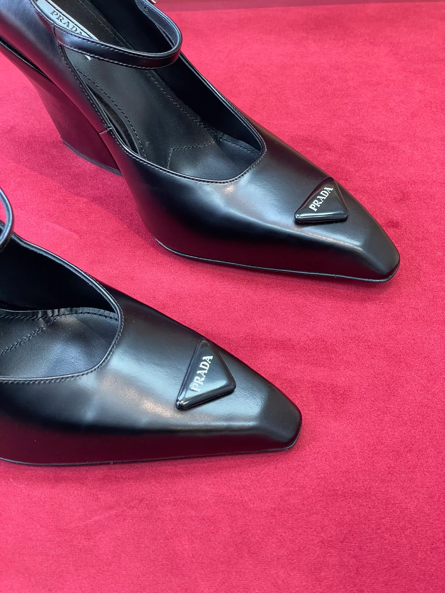 Коллекция Prada осень/зима 2022 на подиуме - туфли на высоком каблуке