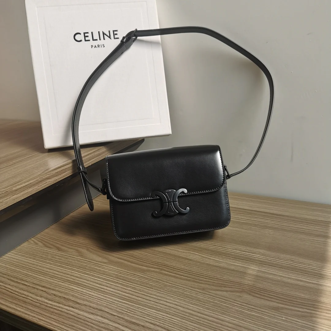 Сумка Celine Triomphe Classic из глянцевой телячьей кожи - с черным логотипом.