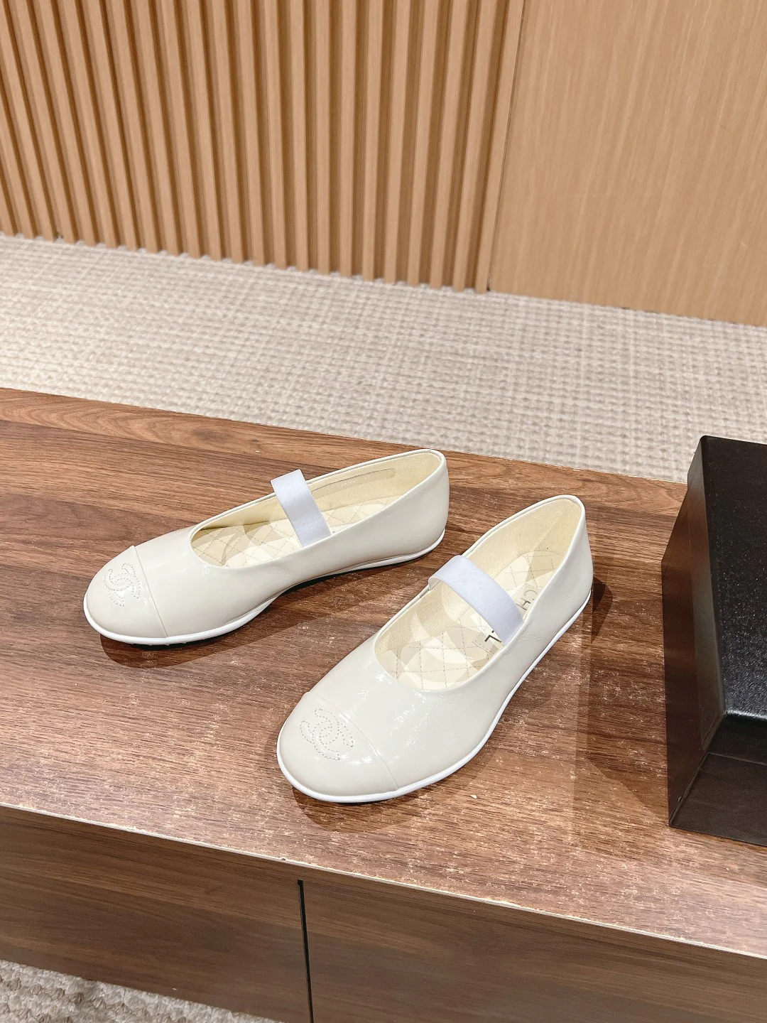 Туфли-балетки Chanel Mary Jane 2024 — белые