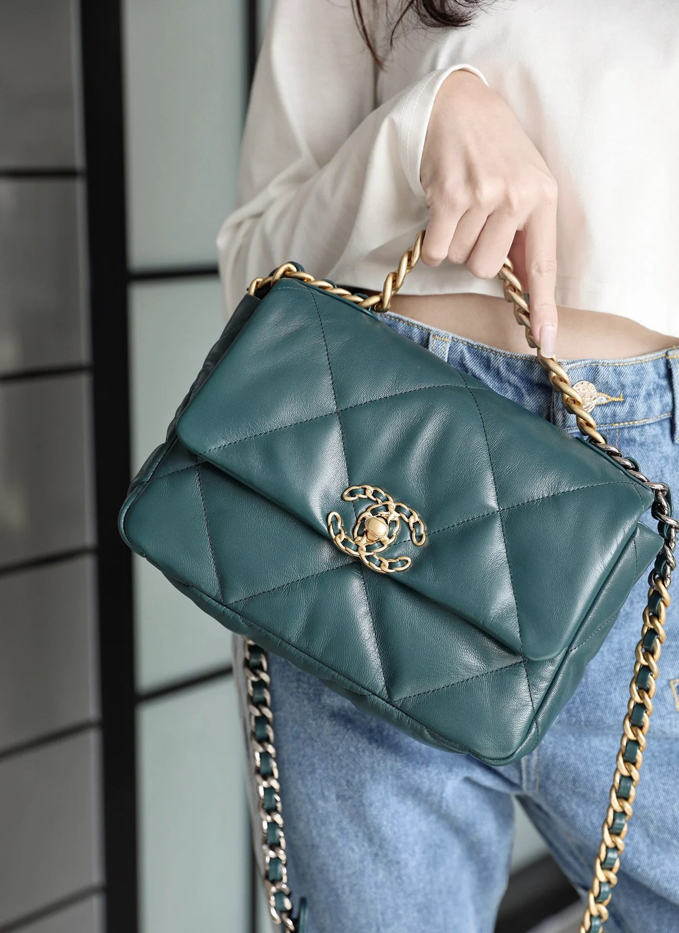 Сумка Chanel 19 — маленькая, темно-зеленая.