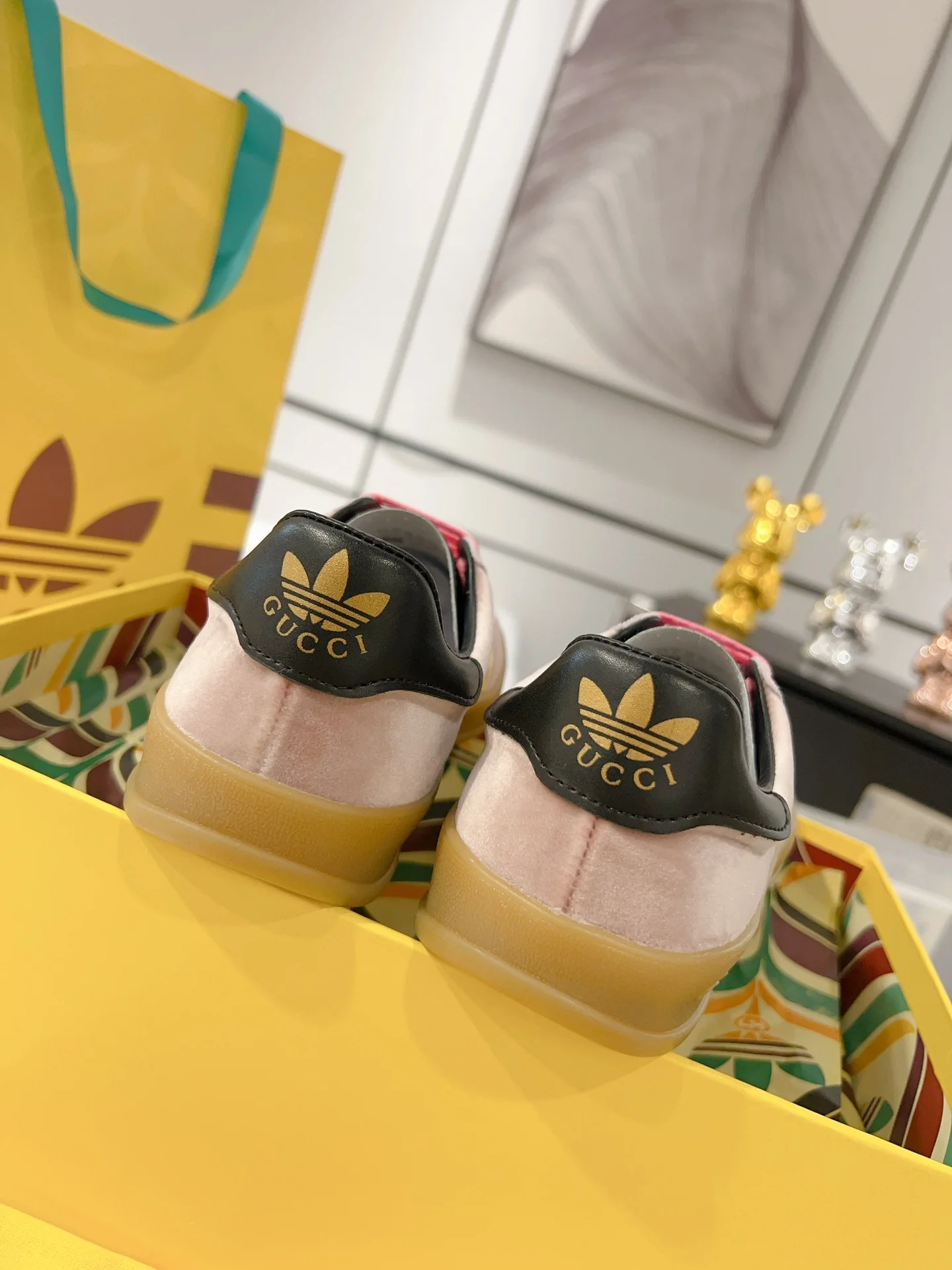 Новинка сезона осень/зима 2023 от Gucci - Коллаборация - Немецкие кроссовки для тренировок - Розовый абрикос