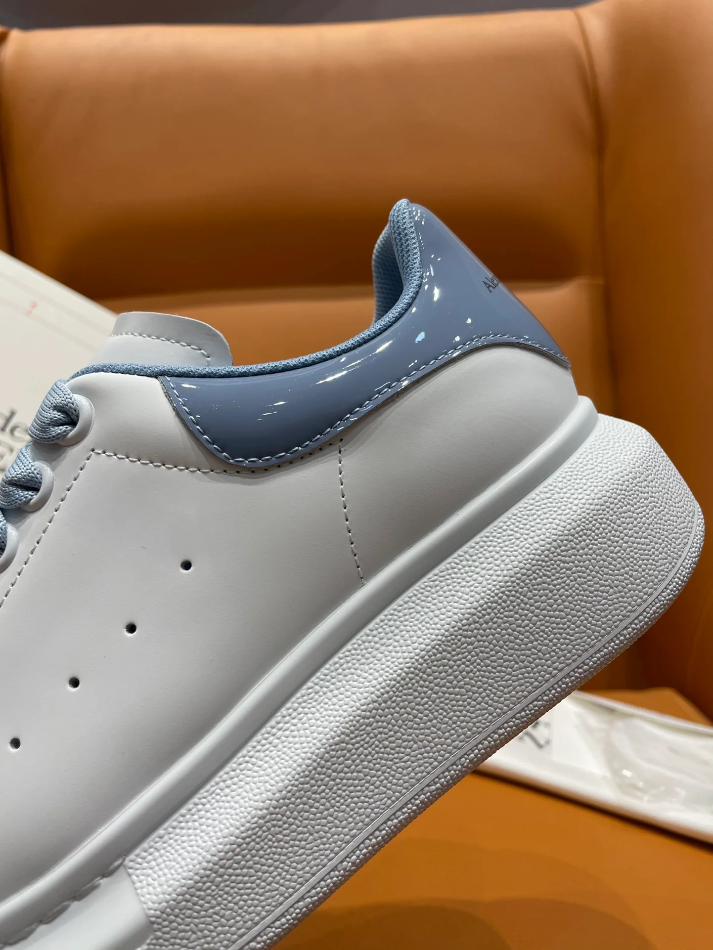 McQueen - Классические белые кроссовки - Синяя задняя часть