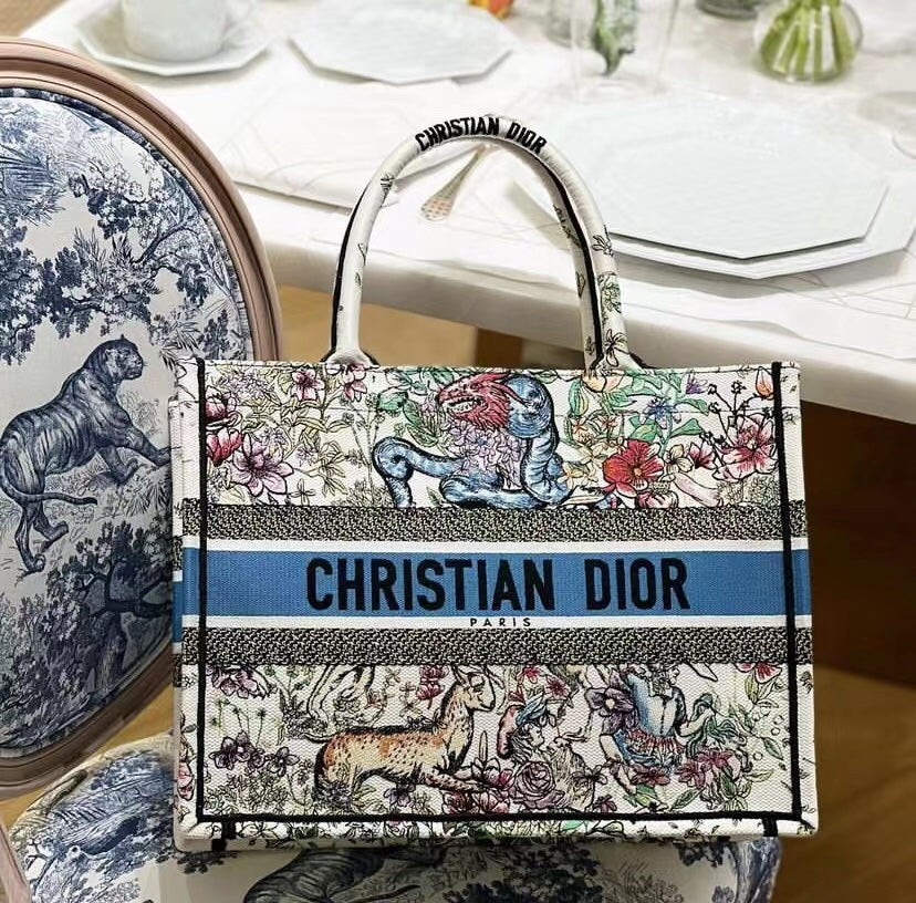 Сумка-тоут Dior Book Tote, средний размер 36,5 см, белая, с цветочной вышивкой.