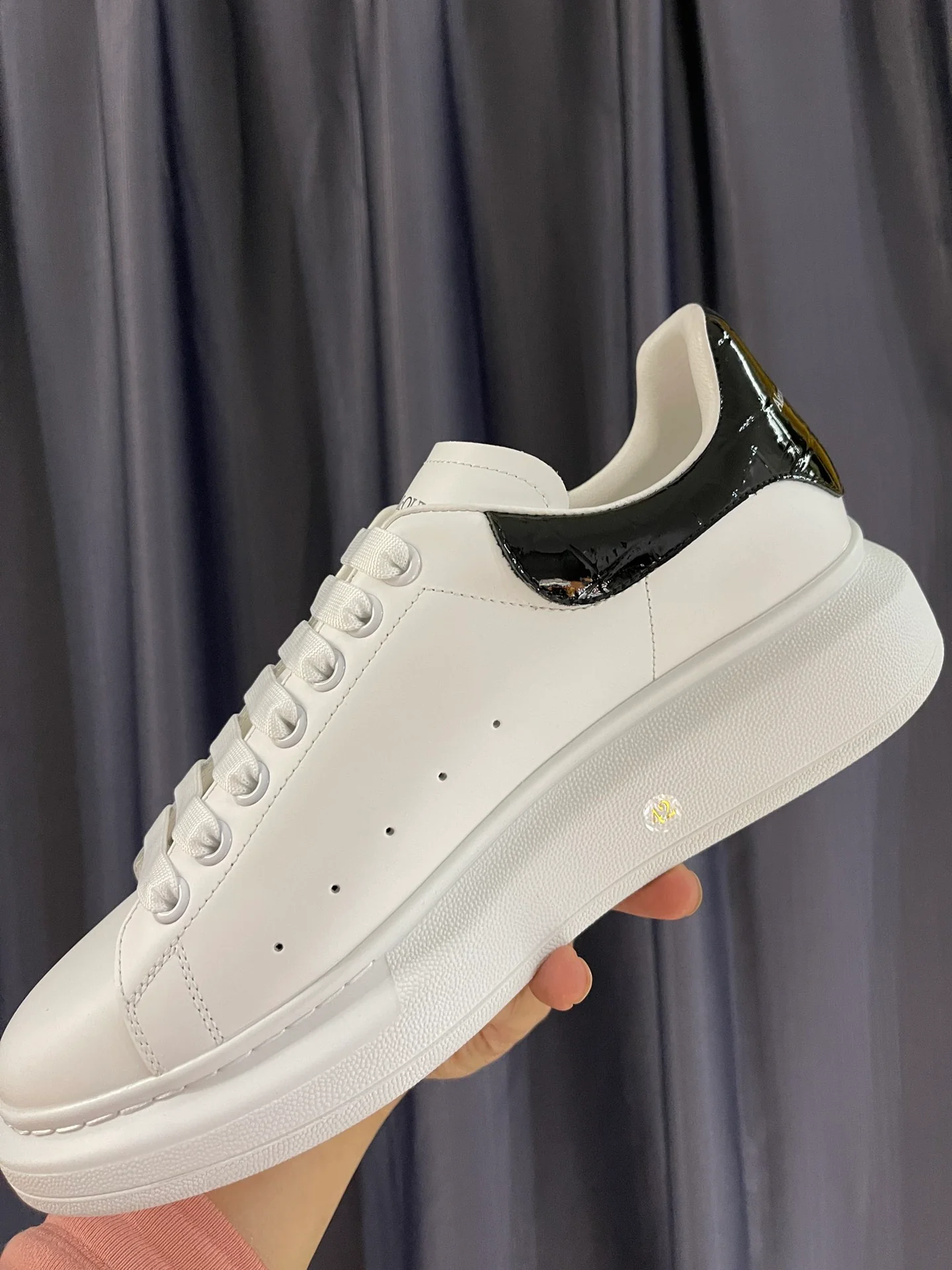 Классические белые кроссовки McQueen - Black Tail