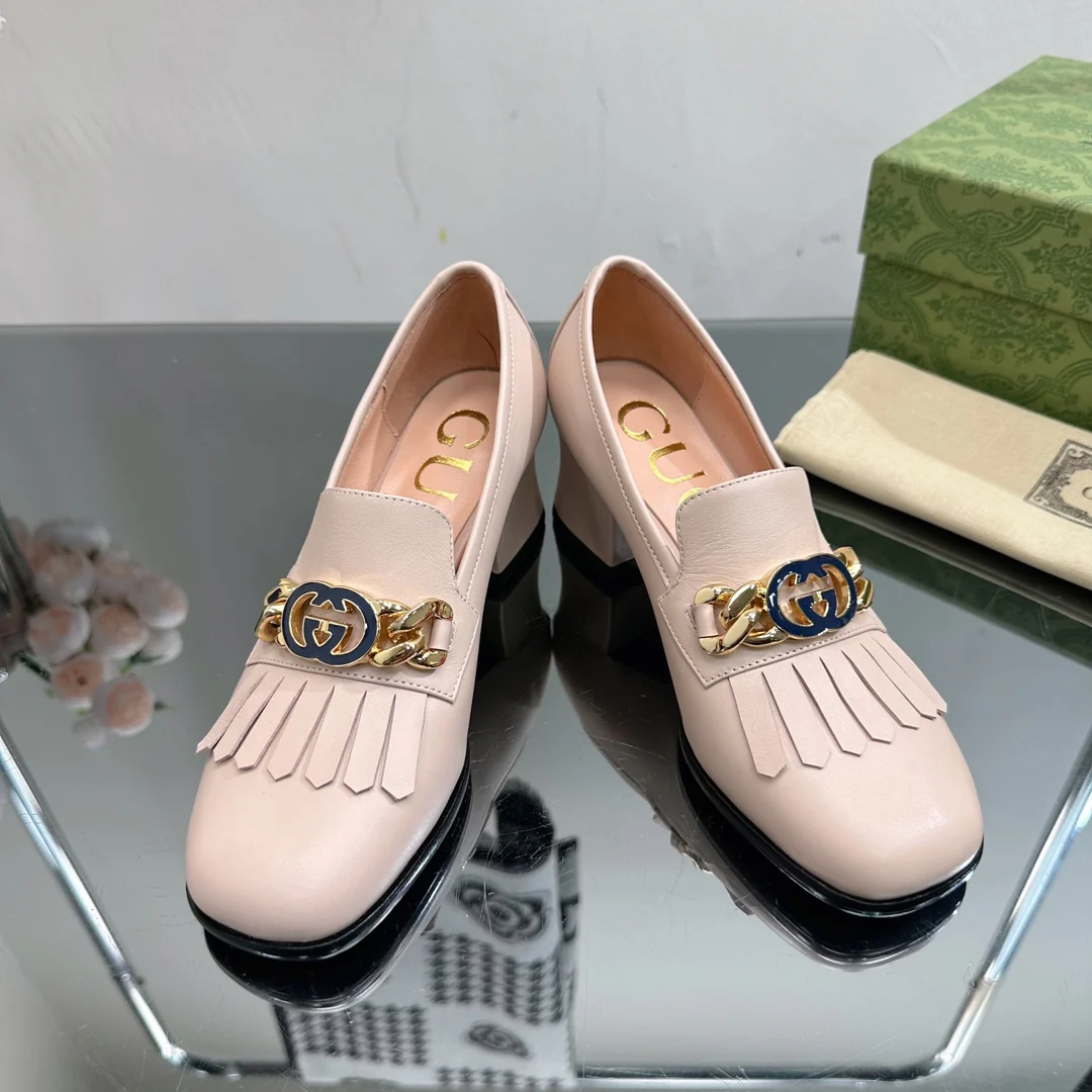 Новинка сезона осень/зима 2023 от Gucci - Лоферы на высоком каблуке из кожи - Розовые
