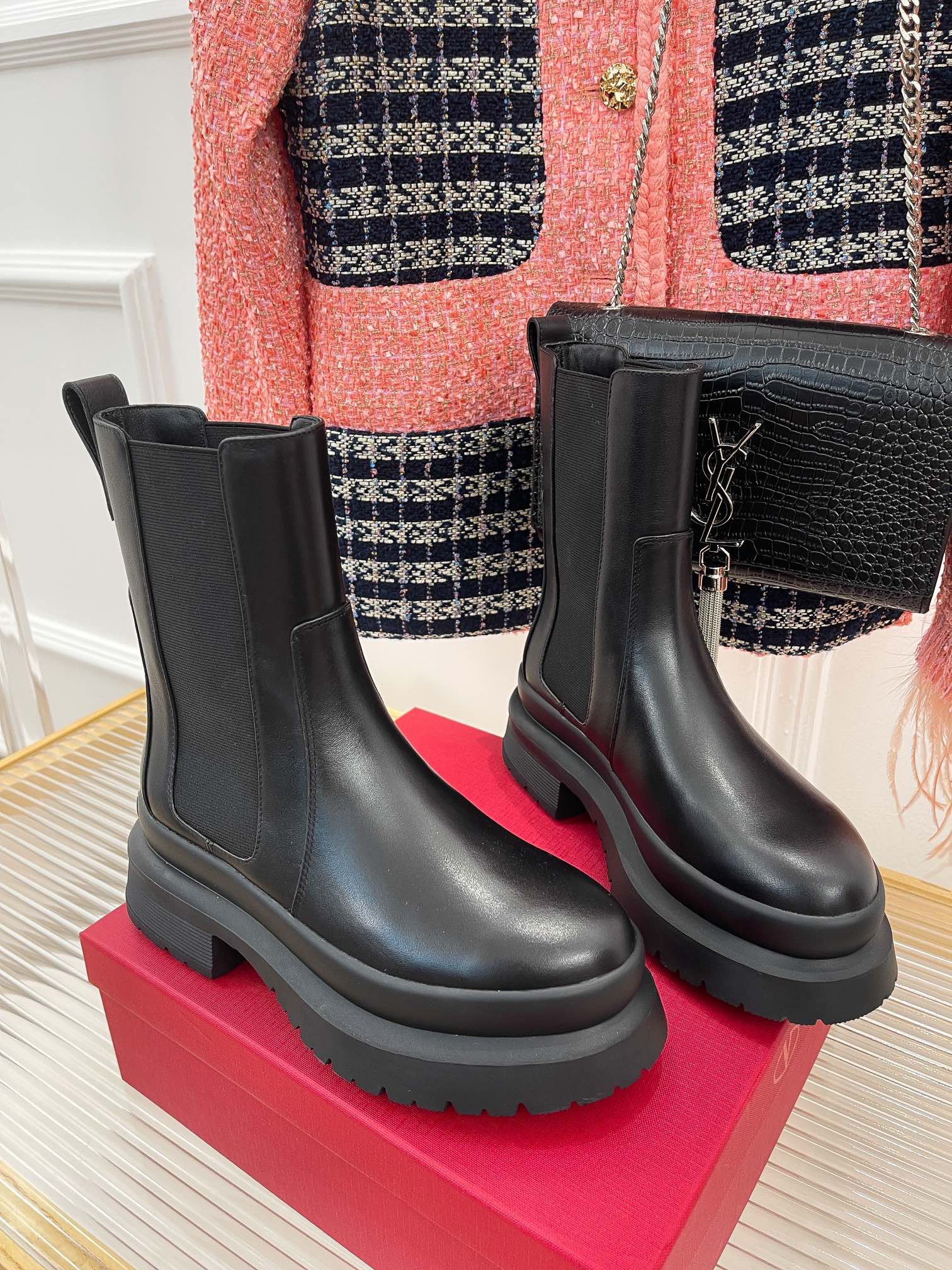 Новинка сезона осень/зима 2022 от Valentino - ботильоны.