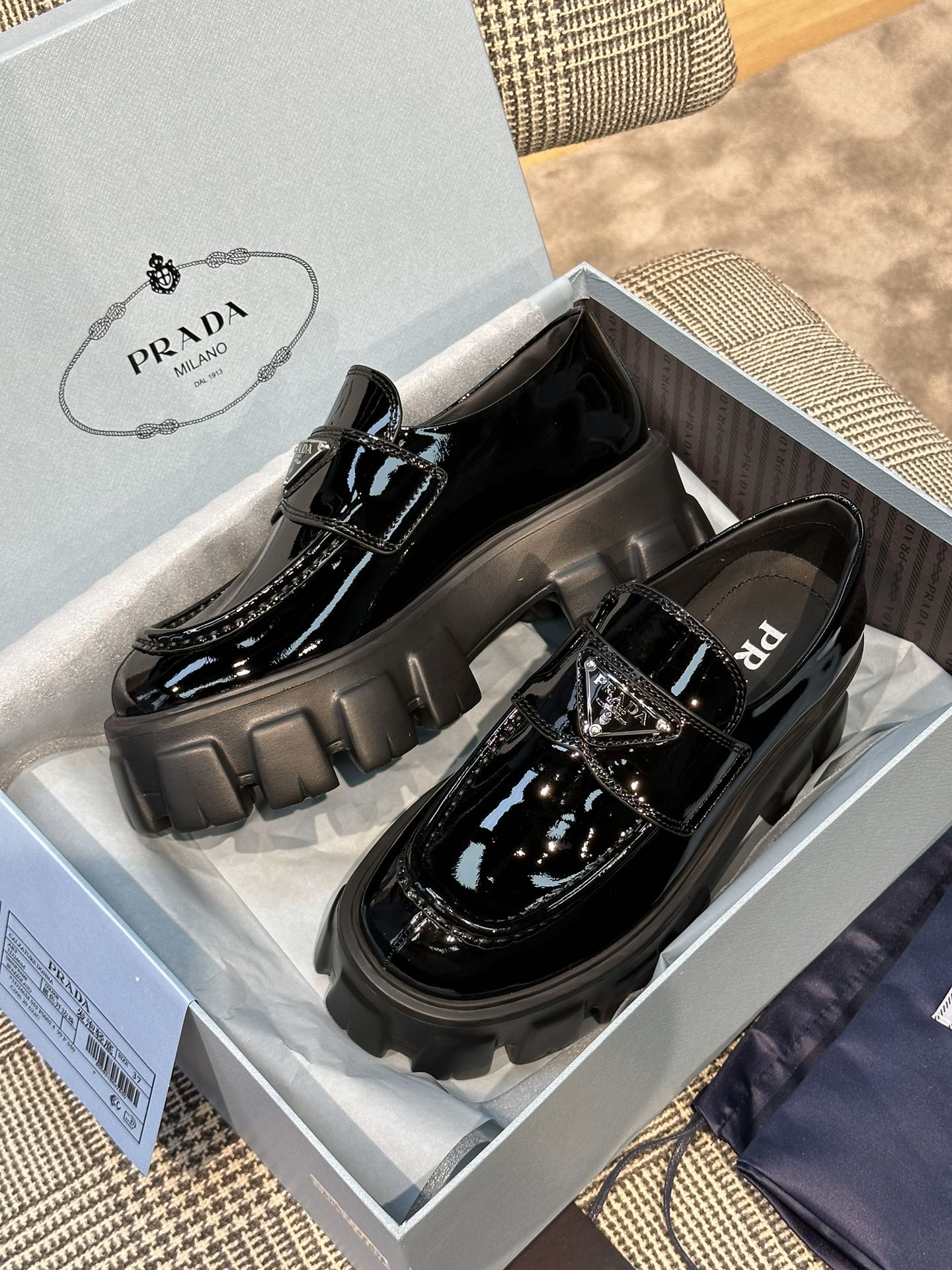 Лоферы на платформе Prada 2024 - черные