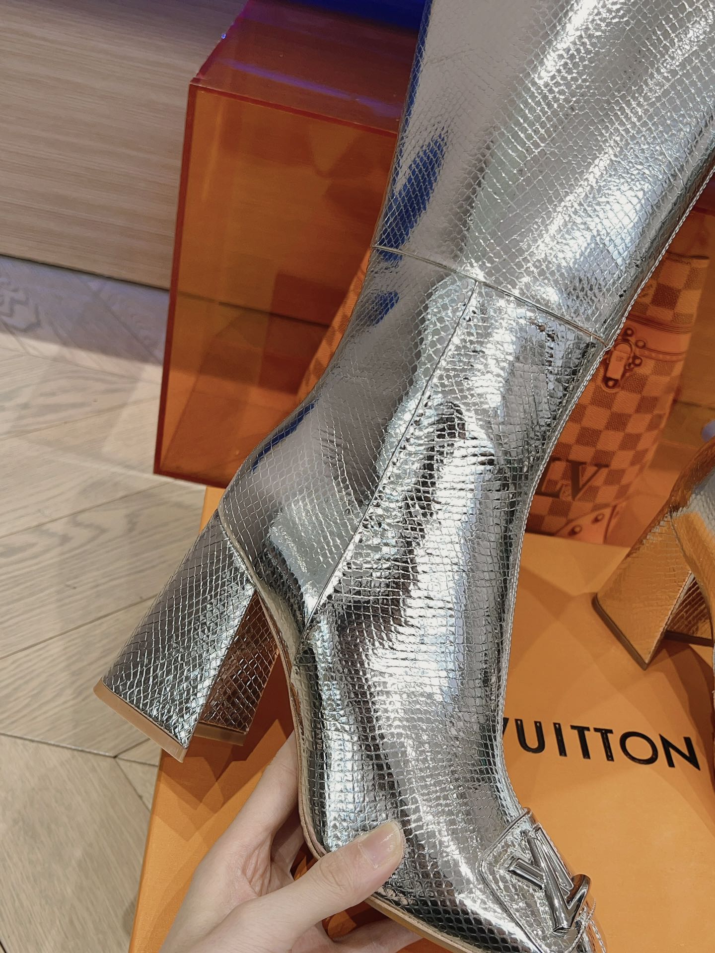 Новинки из бутика LV осень/зима 2023 — Ботинки с подиума — Массивные ботинки на высоком каблуке — Серебристые