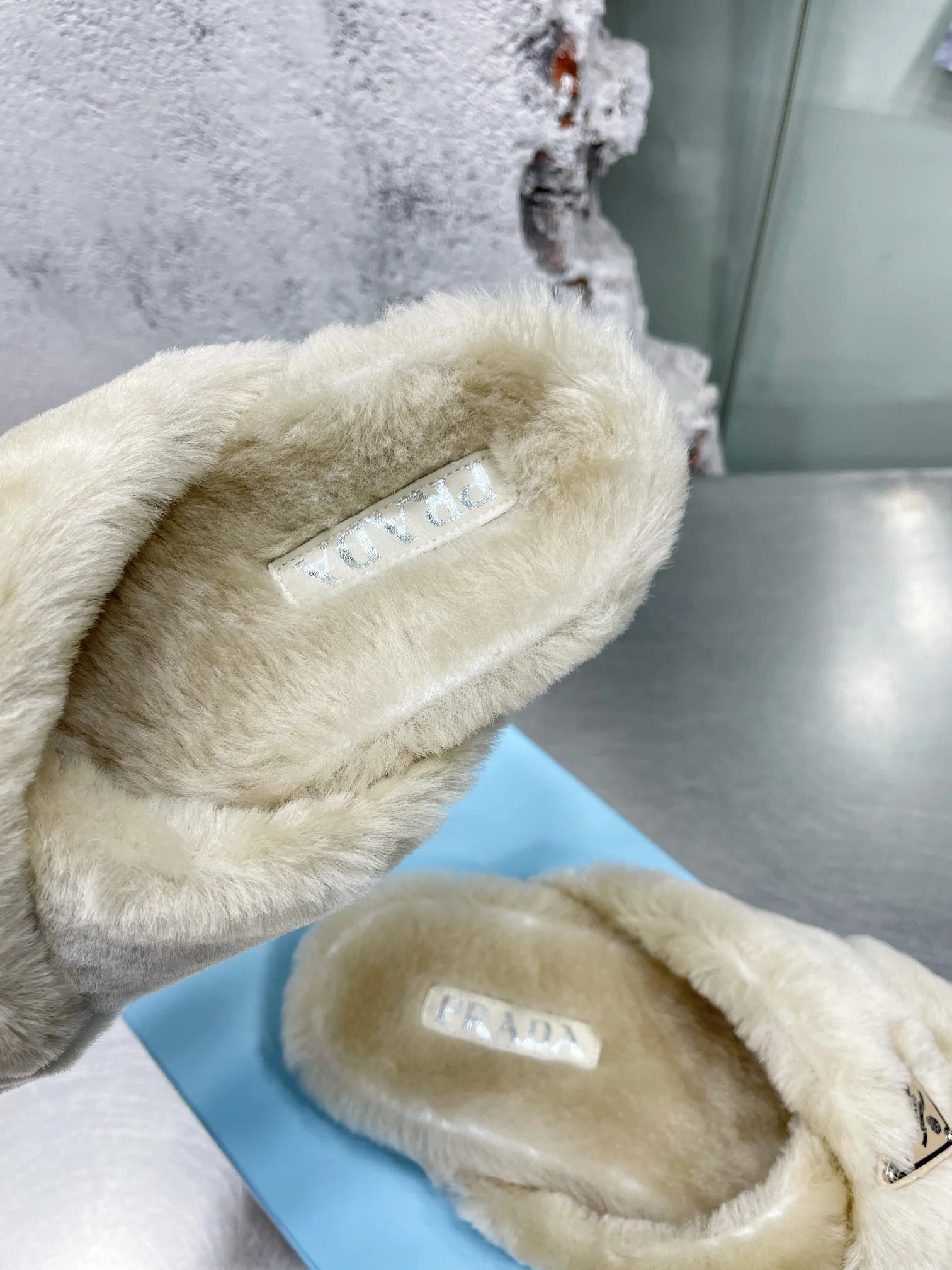 Новинка сезона осень/зима 2022 от Prada — меховые тапочки — в стиле знаменитостей