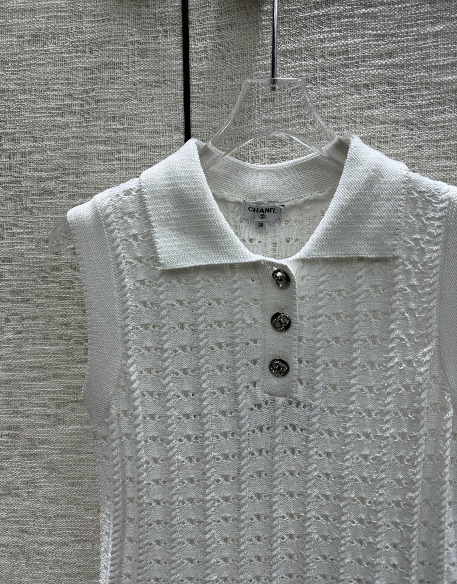Chanel - 2403-24 Новейший жилет из вязаного полотна с ажурным воротником-поло, модель ?Ранняя весна?, белый.