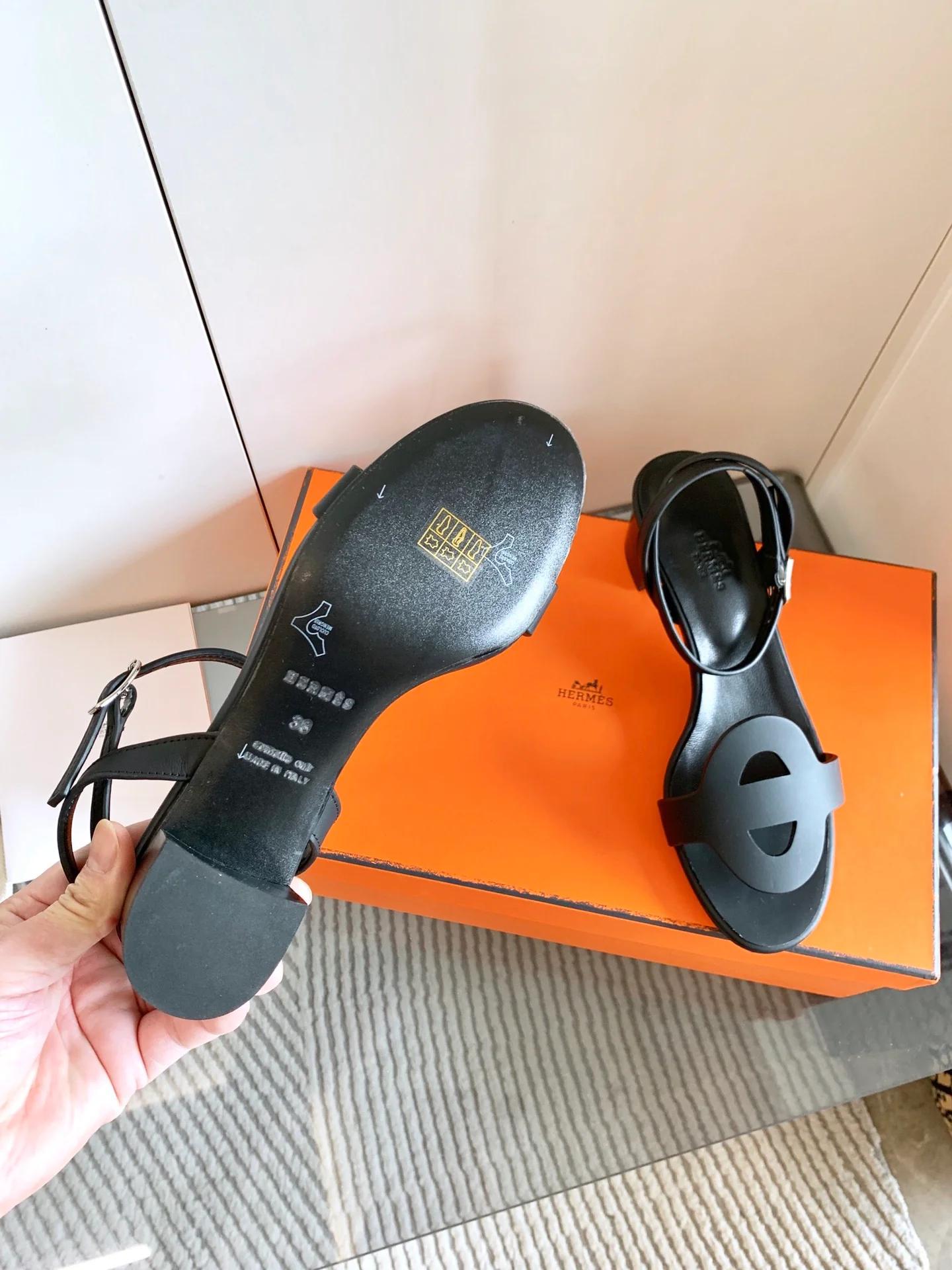 Сандалии Hermes 2024 на массивном каблуке - черные