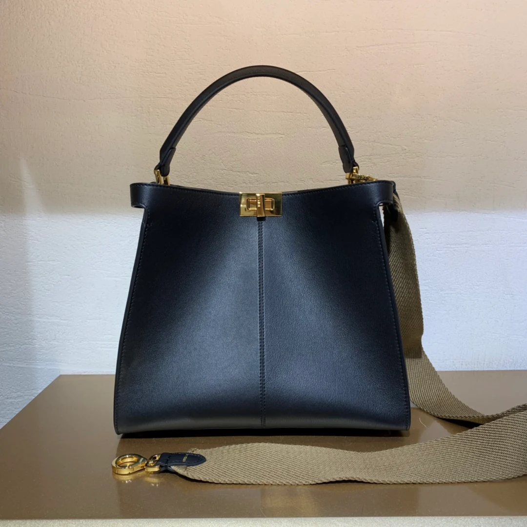 Сумка Fendi Peekaboo Lite Medium из черной кожи.