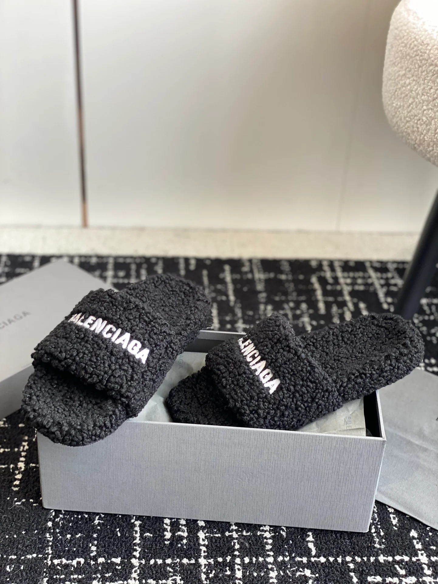 Новинка сезона осень/зима 2023 от Balenciaga - Меховые тапочки - Черные