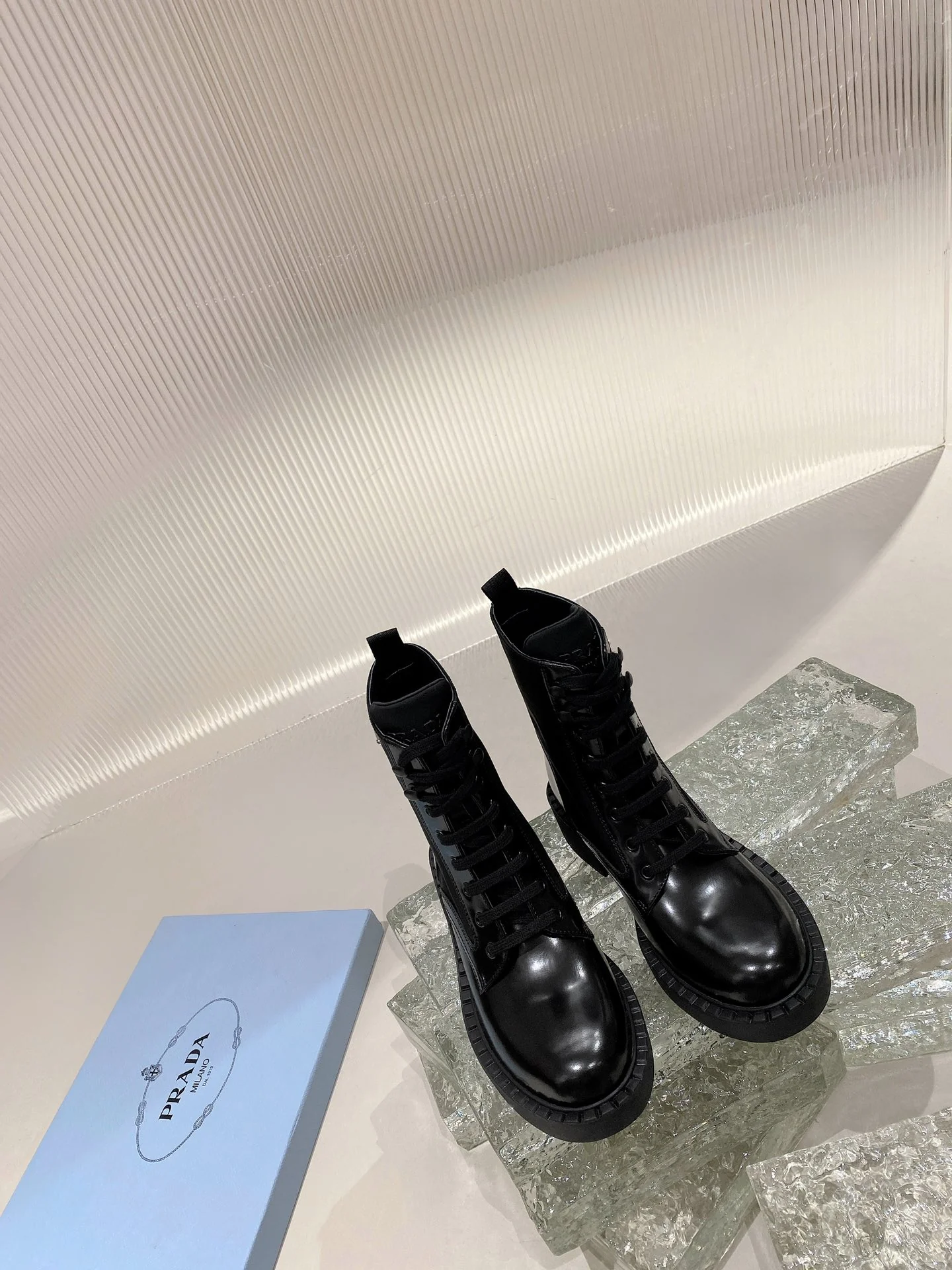 Prada - Уровень покупки через посредника - Ботинки с серебряной пряжкой - 1