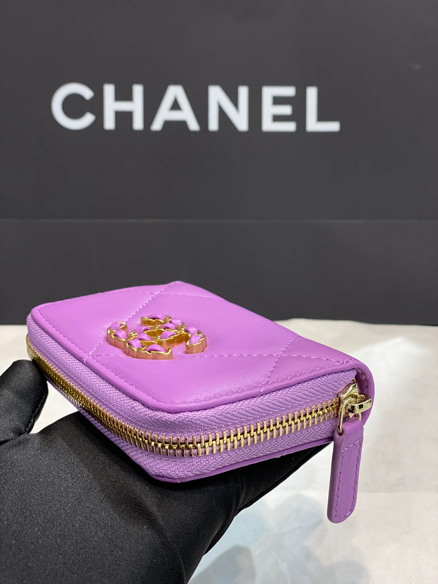 Chanel 19 серия - Большой держатель для карт на молнии с бриллиантовой отделкой - Розово-фиолетовый