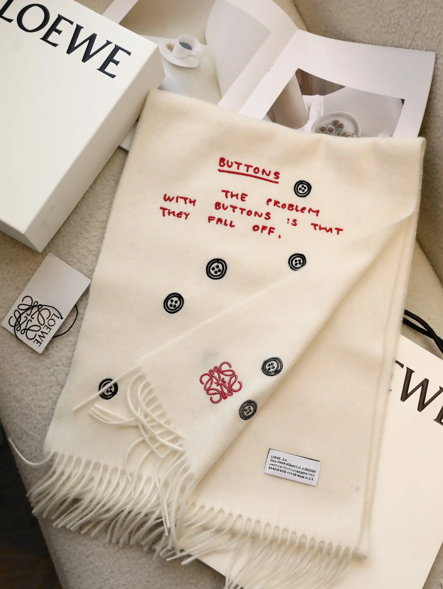 Lolwei - Шарф с вышитой анаграммой на пуговицах - 100 г - овечья шерсть - 35 - 180 см