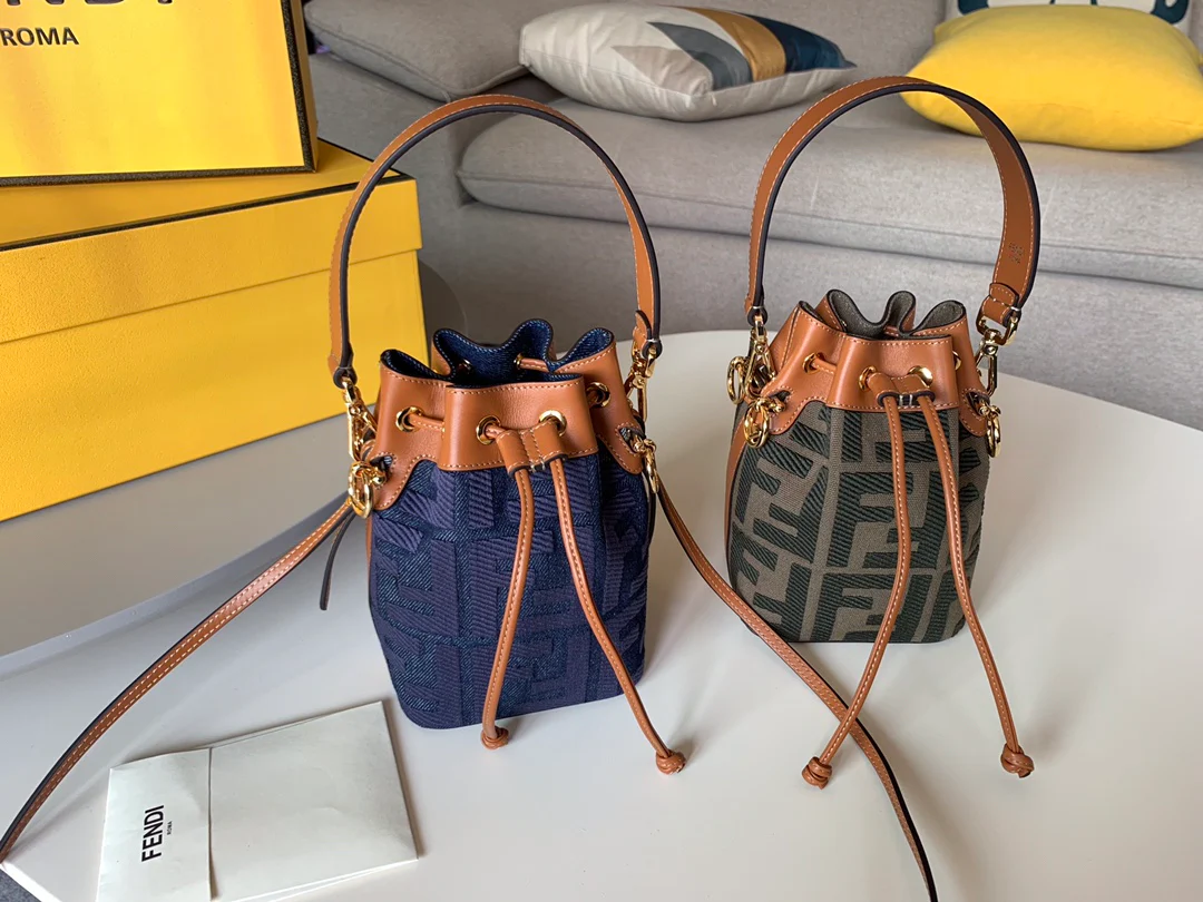 Миниатюрная джинсовая сумка-ведро Fendi Mon Tresor синего цвета