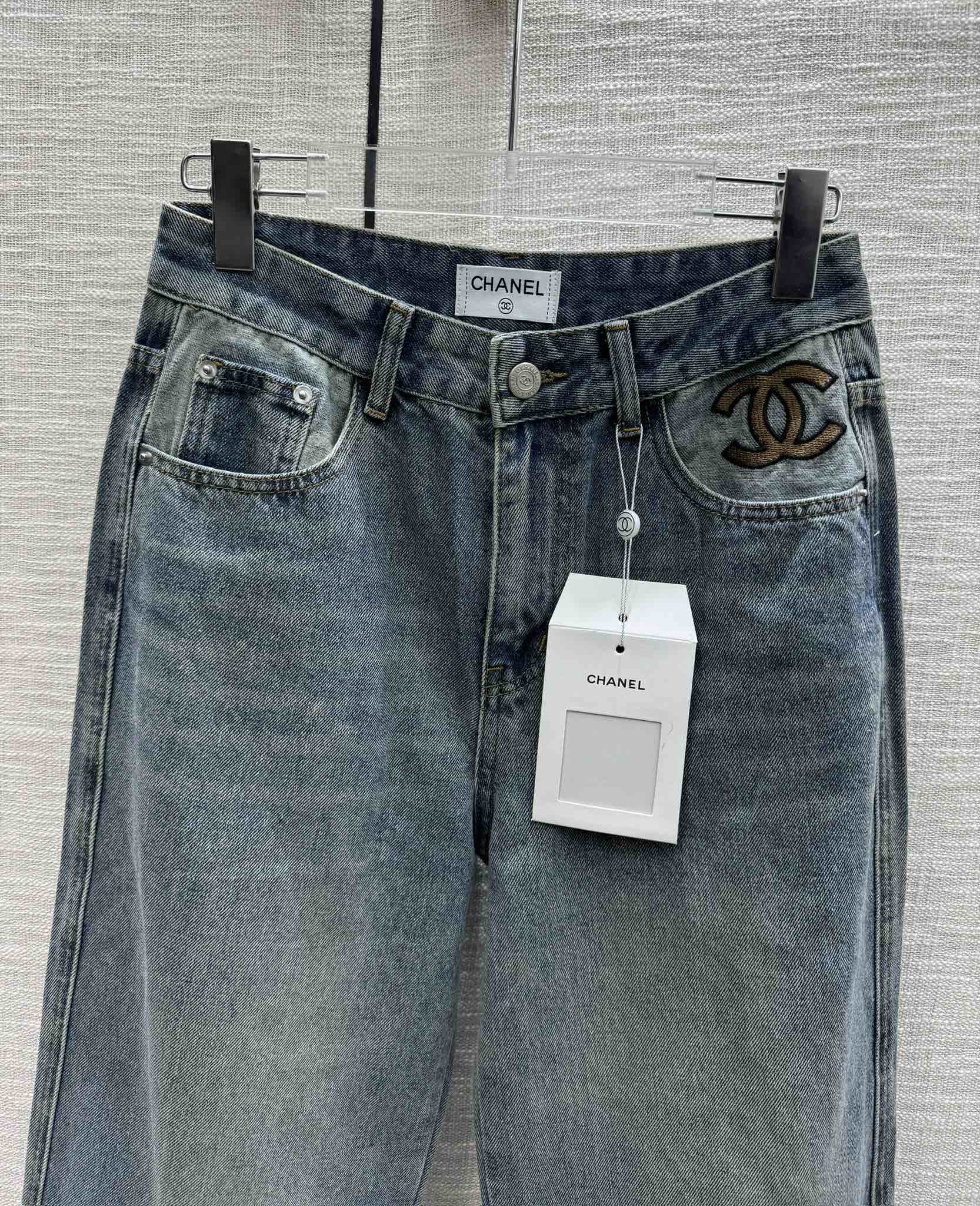 Джинсы прямого кроя Chanel 2403 с вышитой надписью