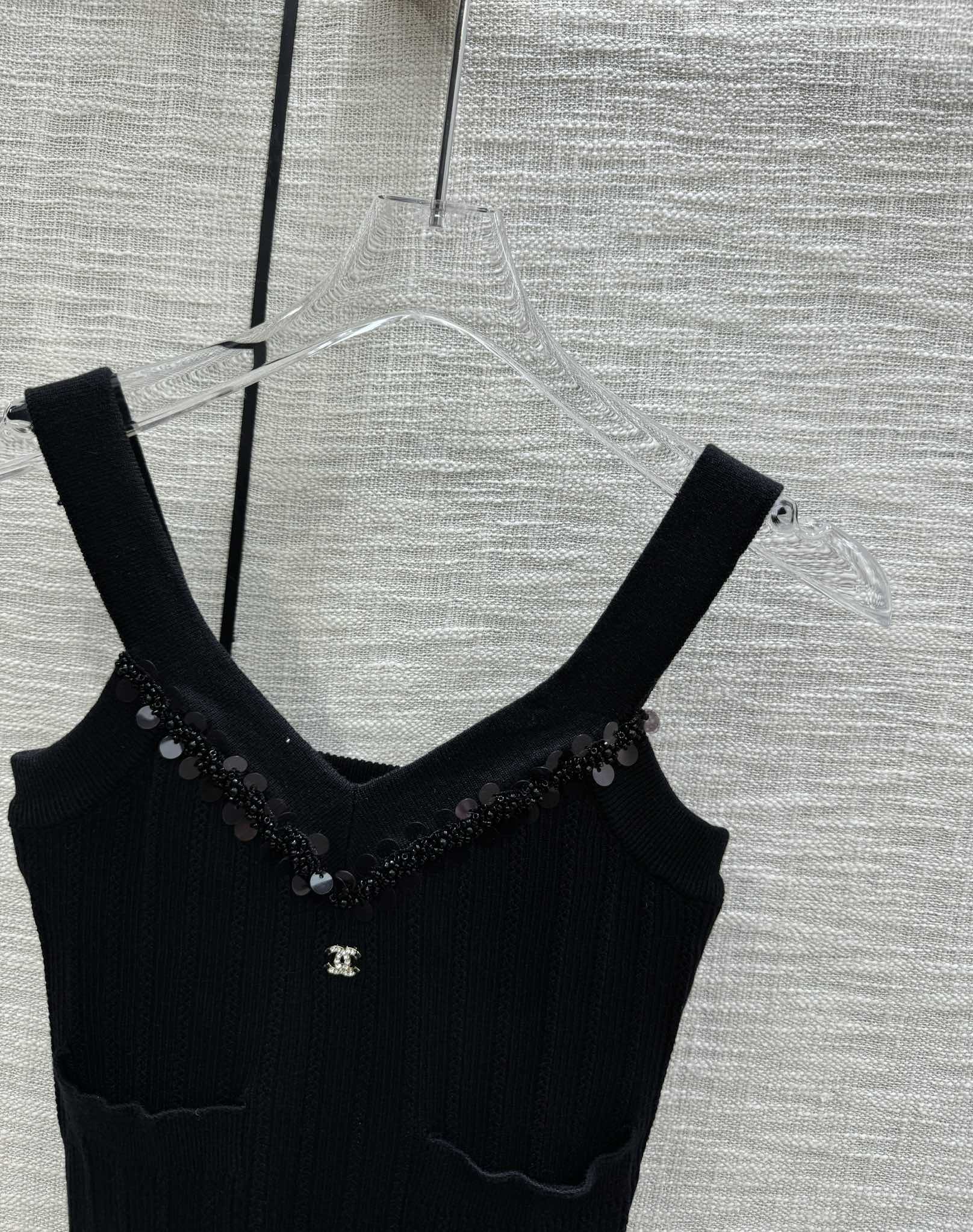 Вязаная майка Chanel 2403-24 из коллекции ?Ранняя весна?, с крупными пайетками, V-образным вырезом, черная.