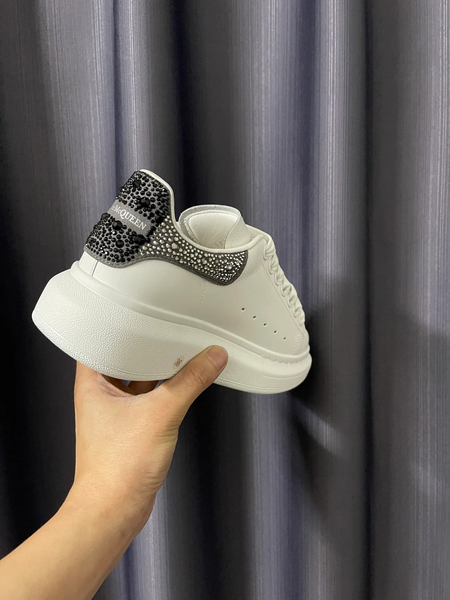 Классические белые кроссовки McQueen - унисекс - черные/серые/серебристые с каблуком, украшенным стразами