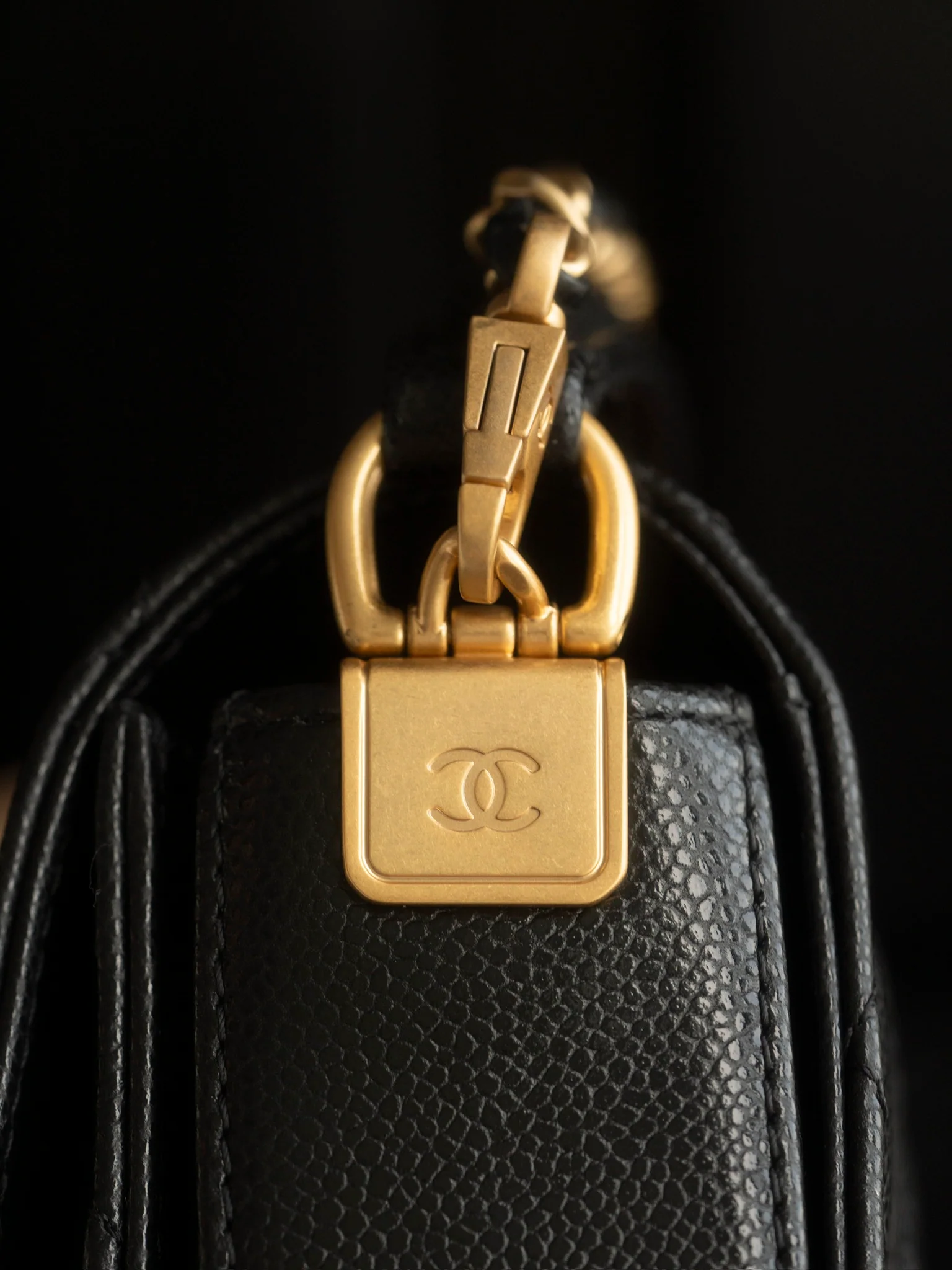 Мини-сумочка Chanel с клапаном и ручкой - черная