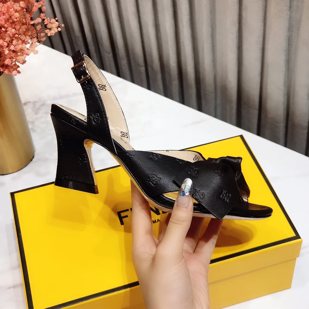 Весенние сандалии Fendi 2022 на низком каблуке - черные