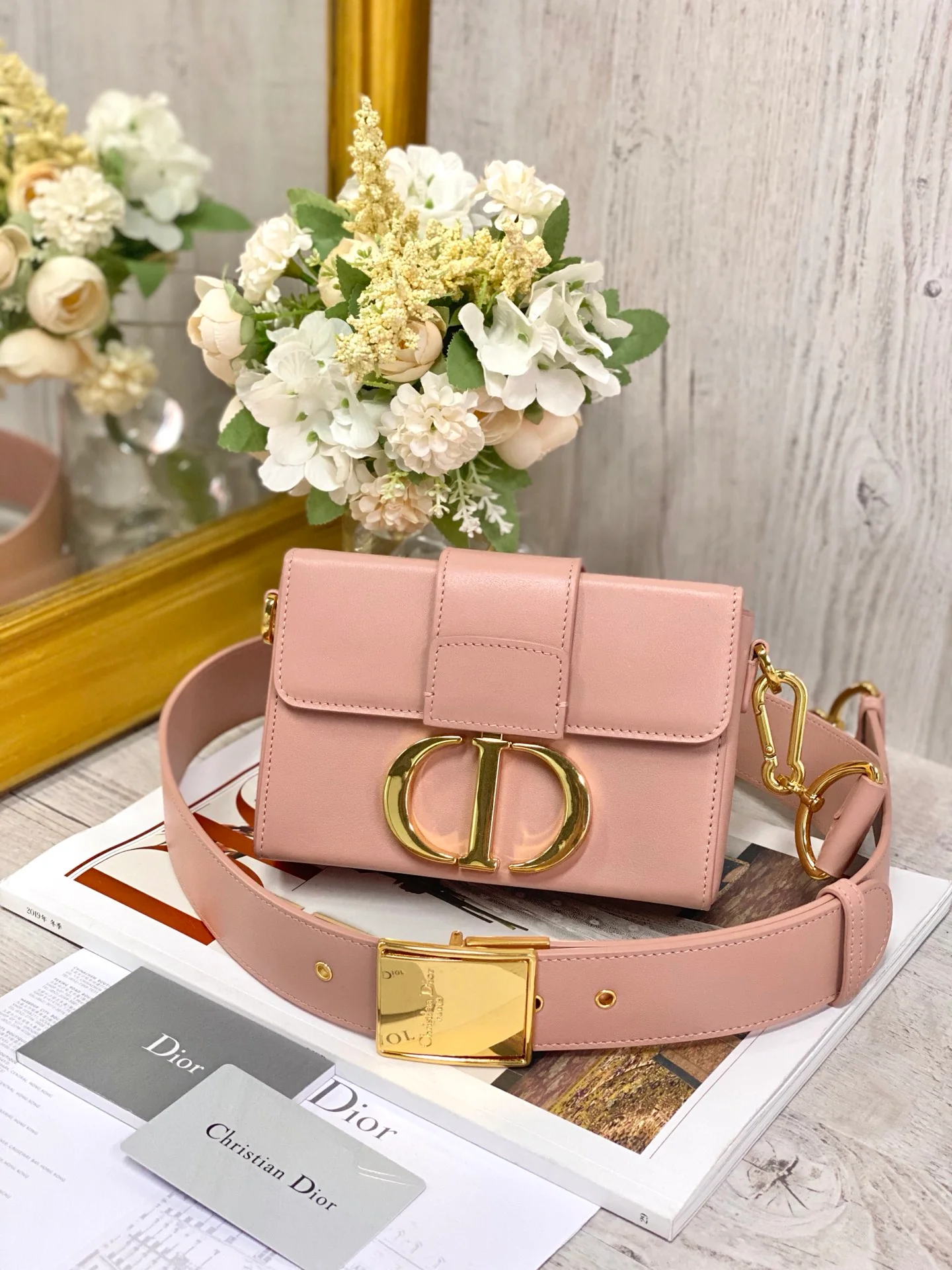 Миниатюрная шкатулка Dior Montaigne из кожи, гладкая текстура, золотистая фурнитура, 17,5 см, розовая.