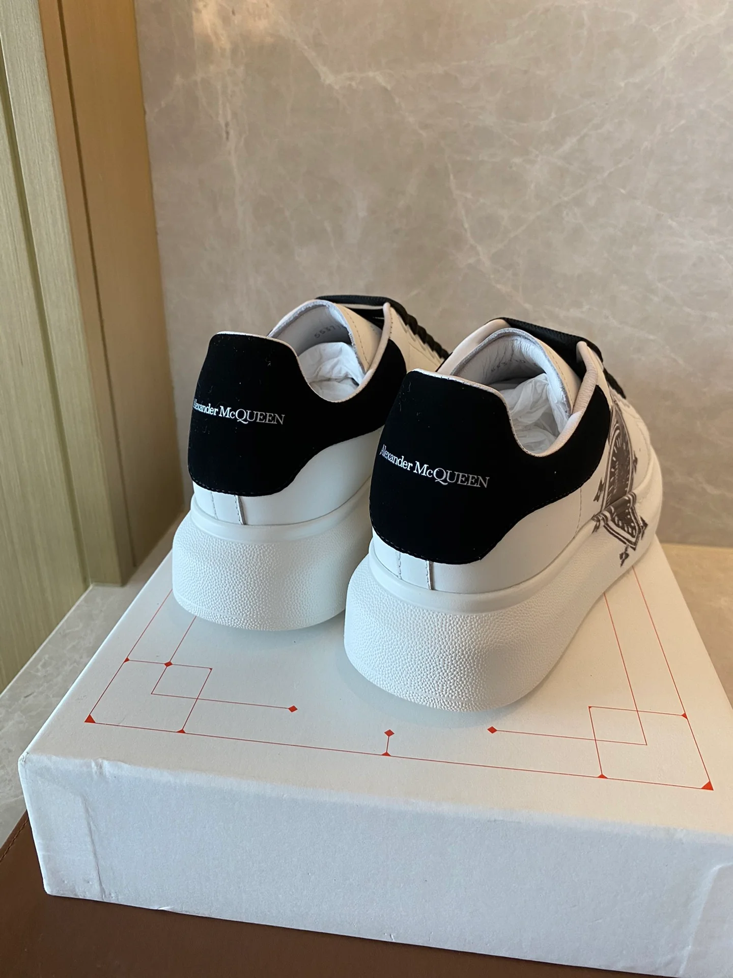 Классические белые кроссовки McQueen с рисунком в виде сердечек на верхней части.