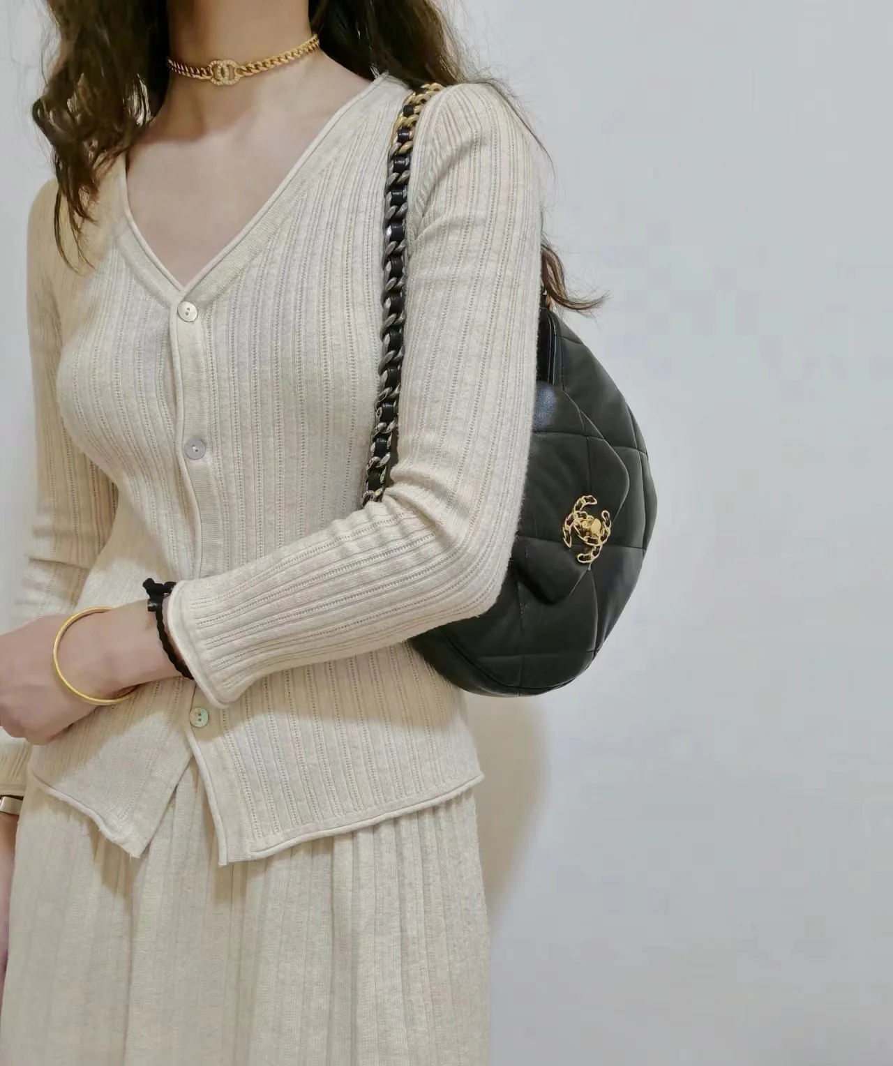 Новая коллекция Chanel ?Ранняя весна? — 24c — 19bag — сумка-хобо под мышкой — черная.