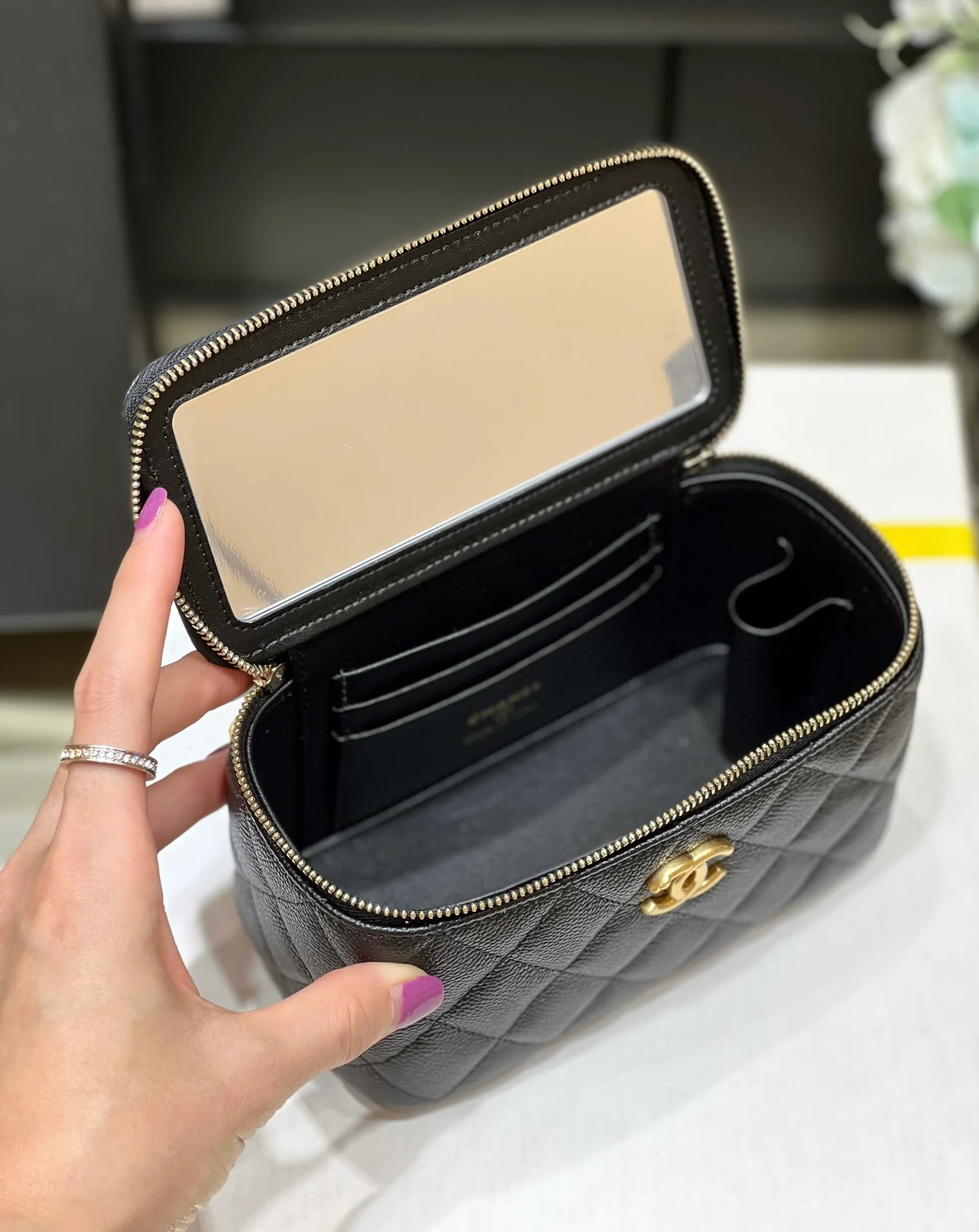 Новинка сезона весна/лето 2023 от Chanel - Регулируемая длинная сумка-бокс в форме сердца - 17 см - Черная