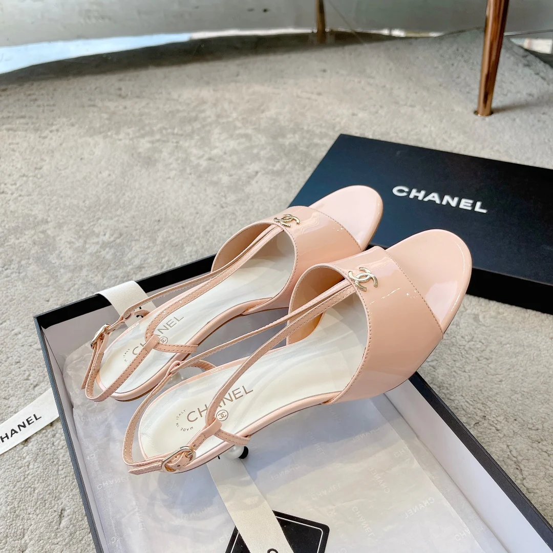 Новинка сезона весна/лето 2023 от Chanel - Босоножки на среднем каблуке с жемчужным верхом - Розовые