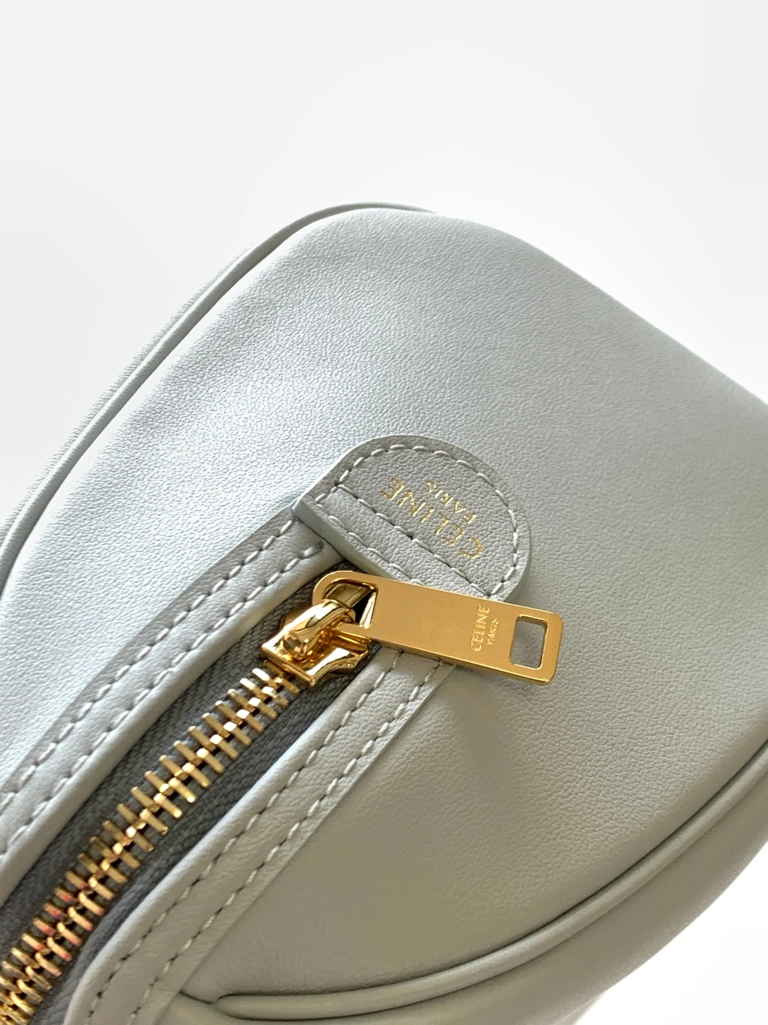 Коллекция Celine Весна/Лето 2023 - Бостон-сумка Cuir Triomphe из гладкой телячьей кожи - Серо-голубая