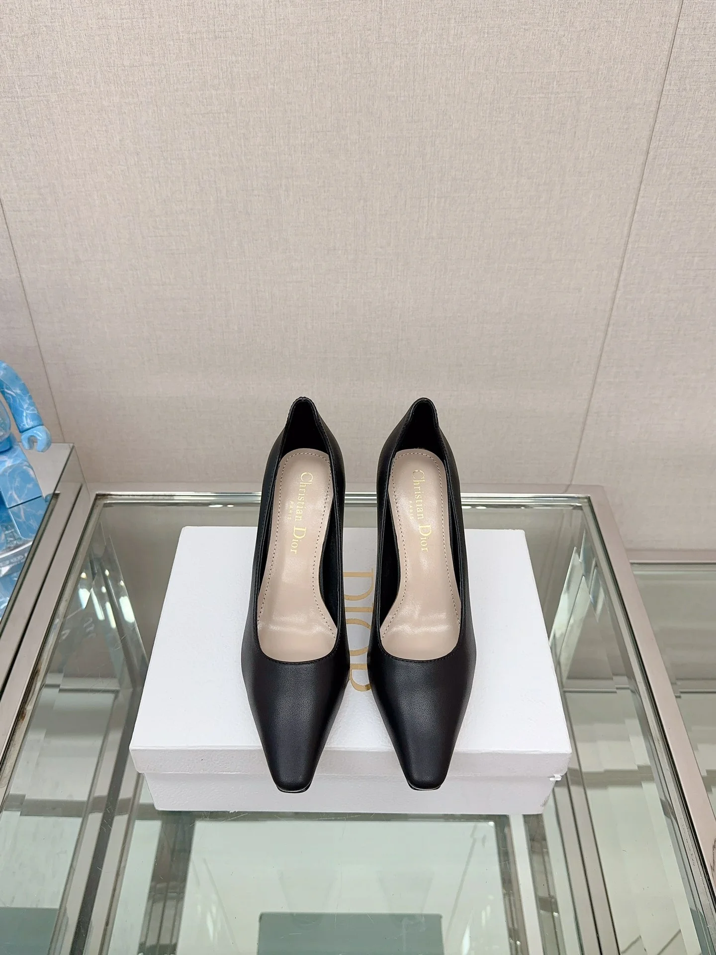 Новинка сезона осень/зима 2023 от Dior — туфли на шпильках с металлическим блеском.