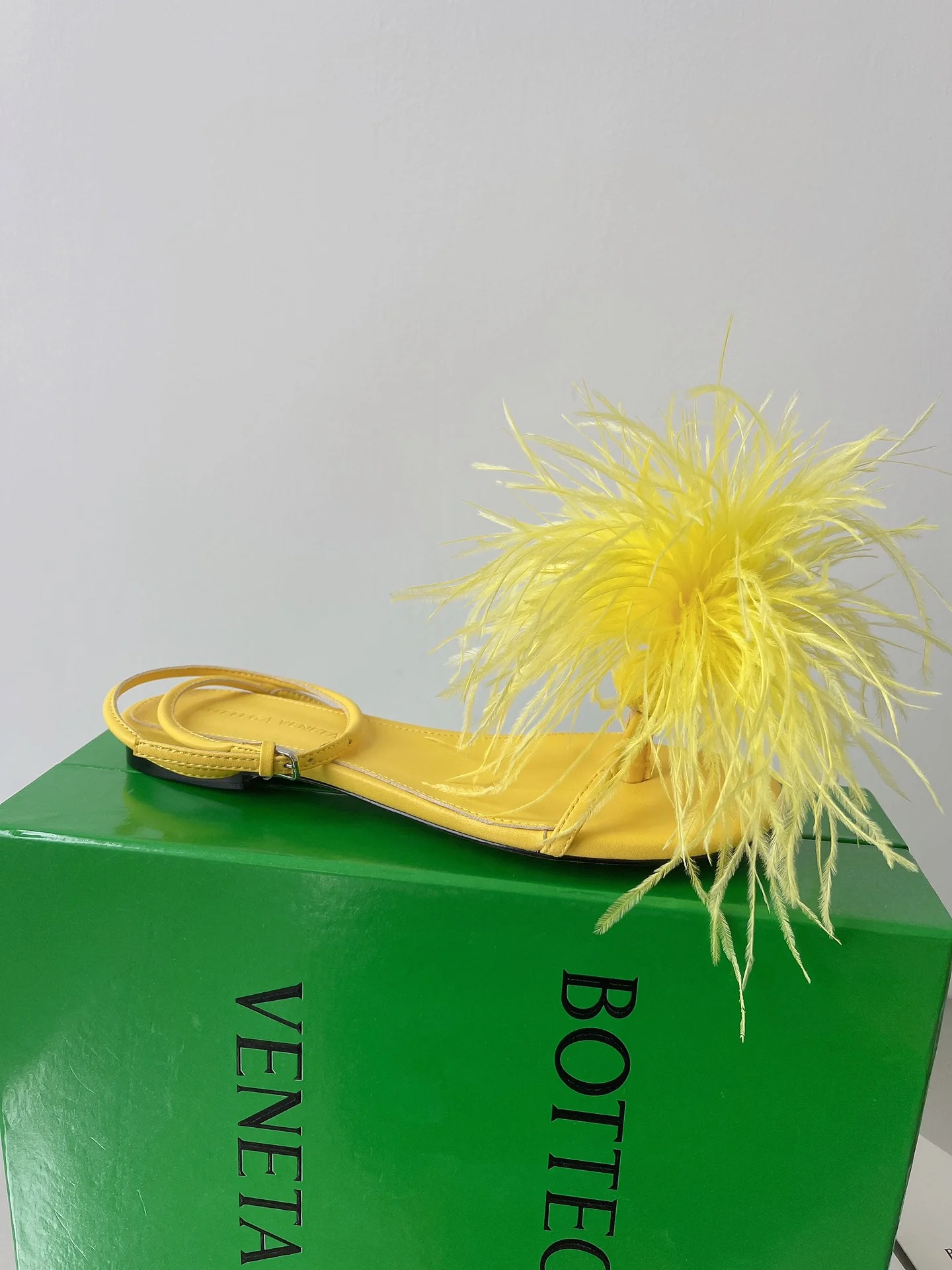 BV - Босоножки на высоком каблуке с облегающим силуэтом - Желтые