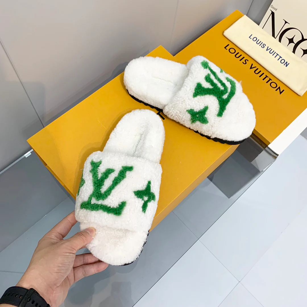 Новинка ранней весны 2022 года от LV — Пушистые тапочки — Белые и зеленые
