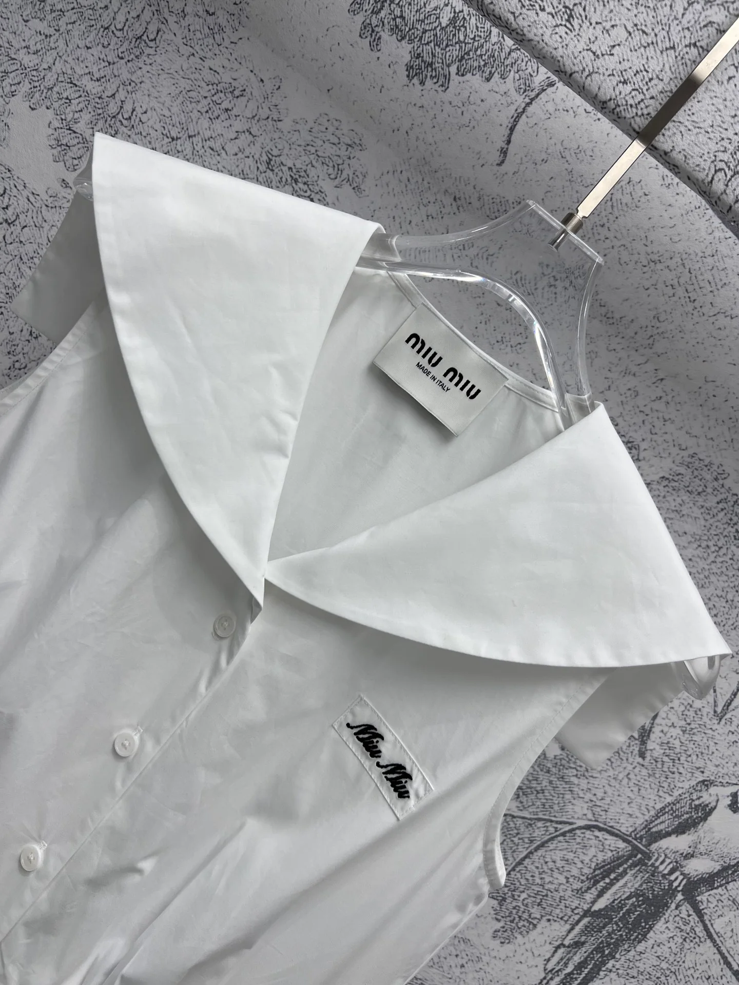 Платье Miu Miu в стиле преппи из коллекции Весна/Лето 2024 с воротником-шалью и пуговицами — белое.