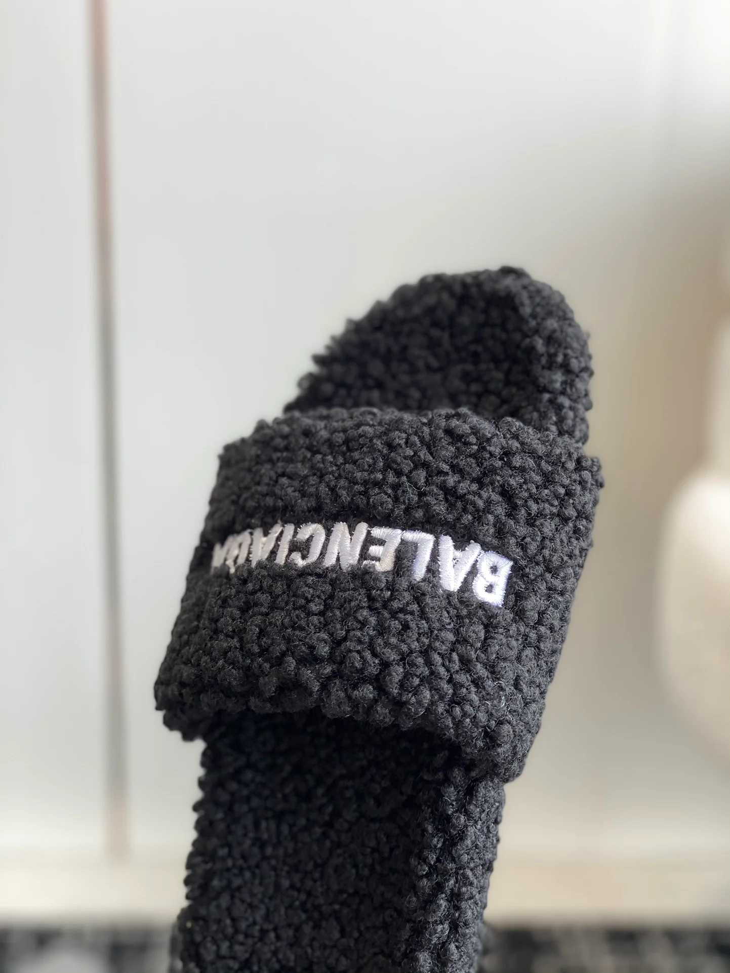 Новинка сезона осень/зима 2023 от Balenciaga - Меховые тапочки - Черные