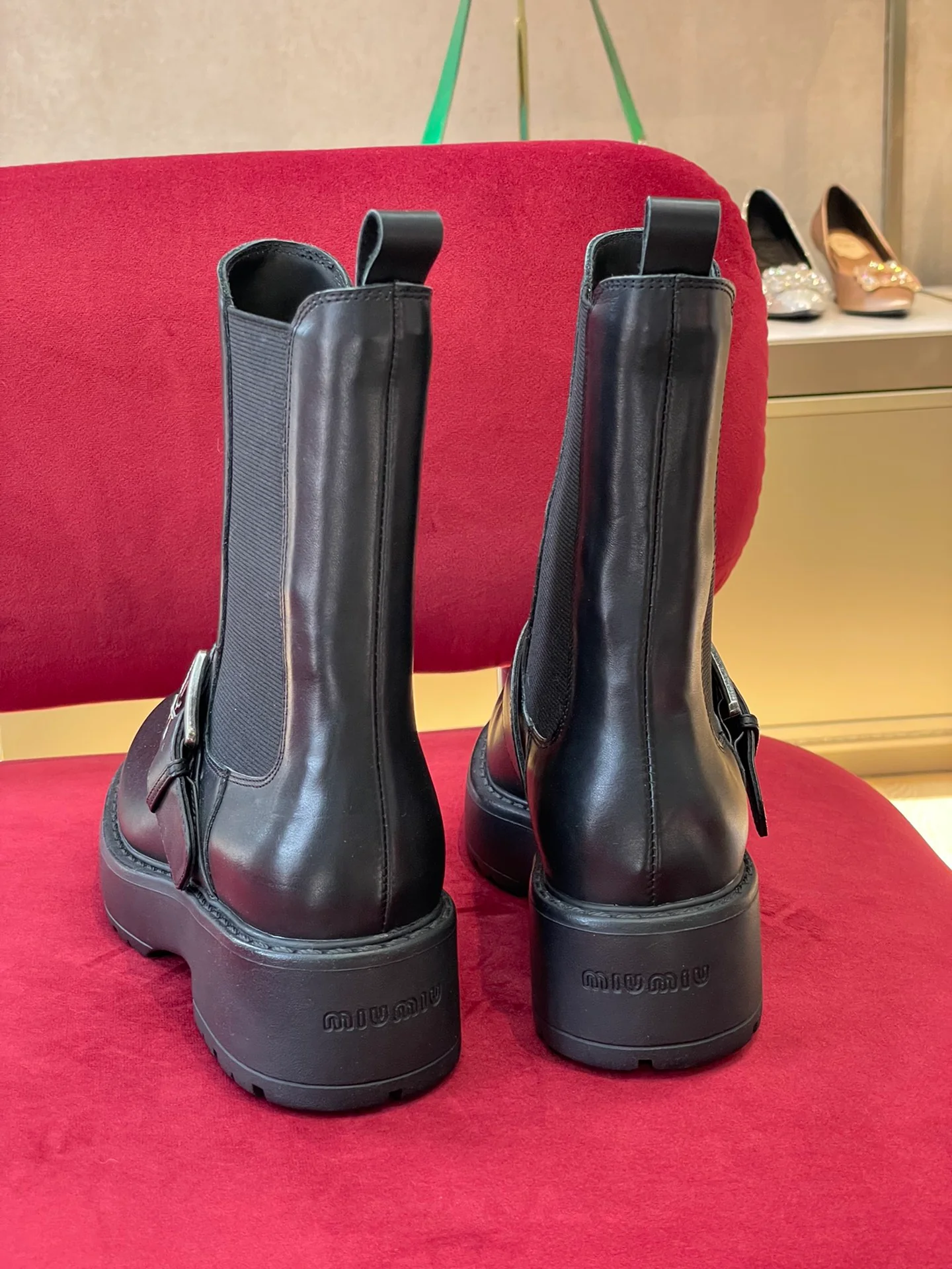 Новинка сезона осень/зима 2022 от Miu Miu — ботинки челси.