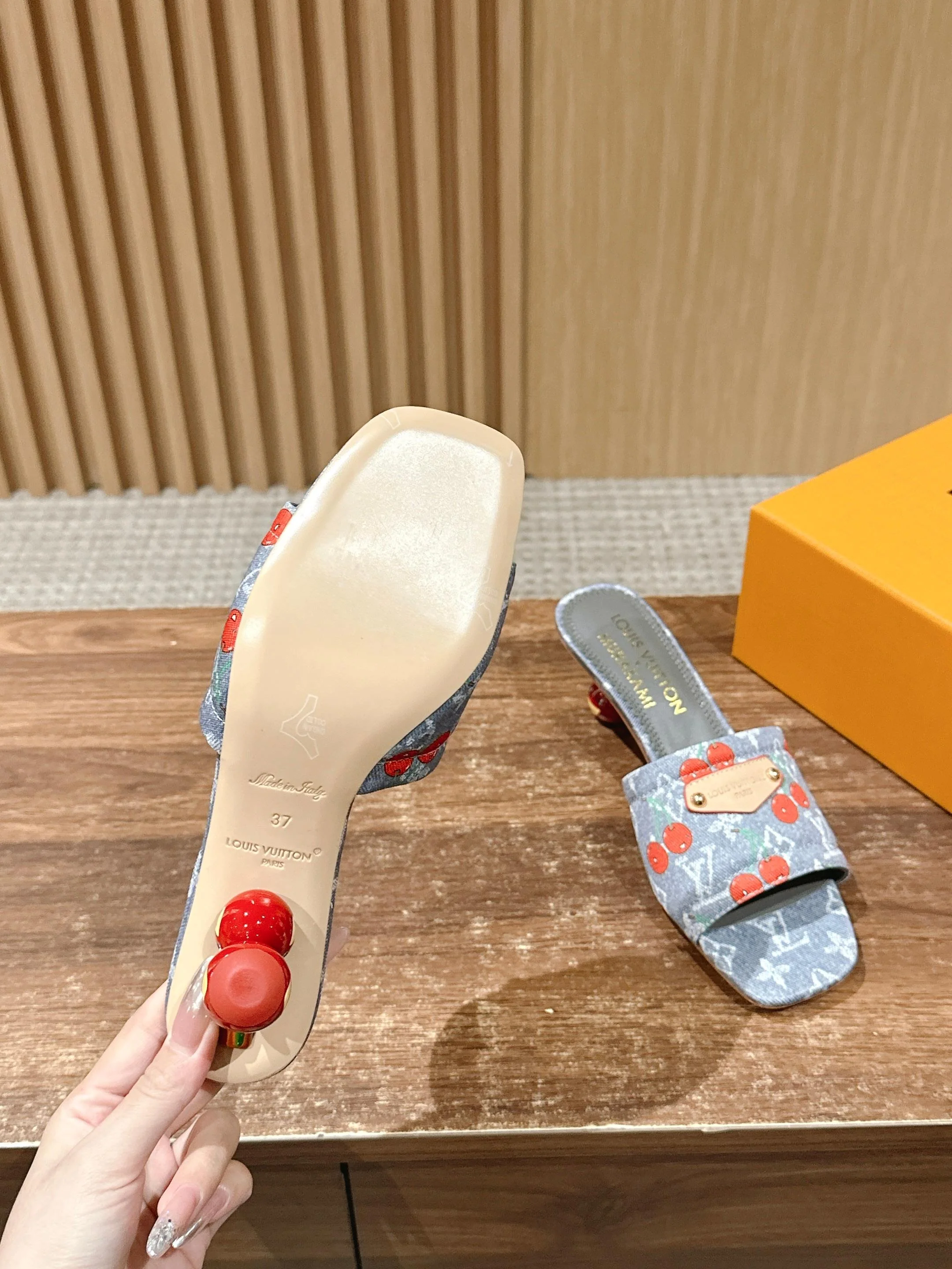 LV - Коллекция Такаши Мураками в стиле ретро - Сандалии на низком каблуке - Серые